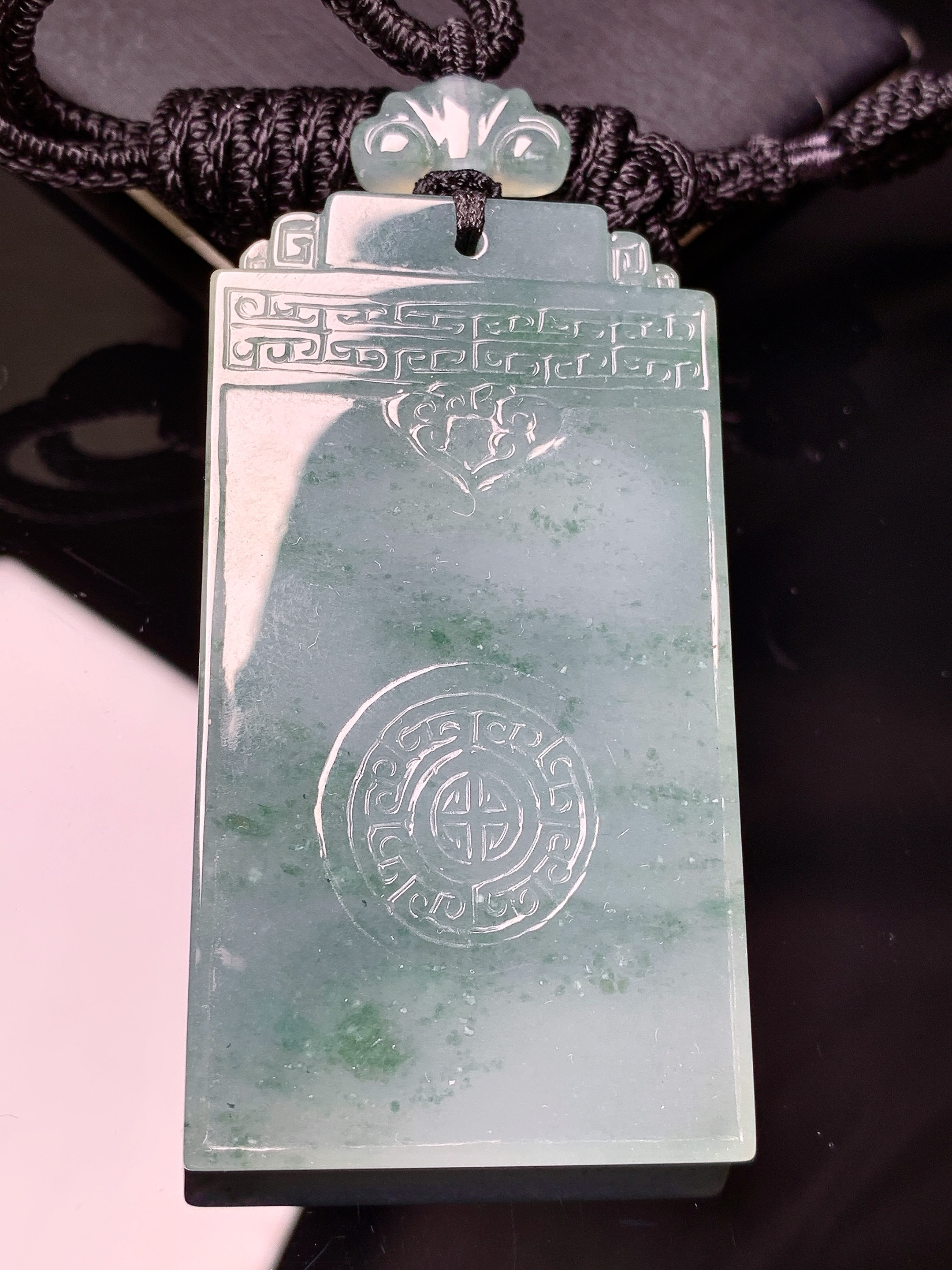 飘花无事牌吊坠 玉质细腻 色泽艳丽清新 水润亮眼 整体尺寸59.2*32.8*5L1