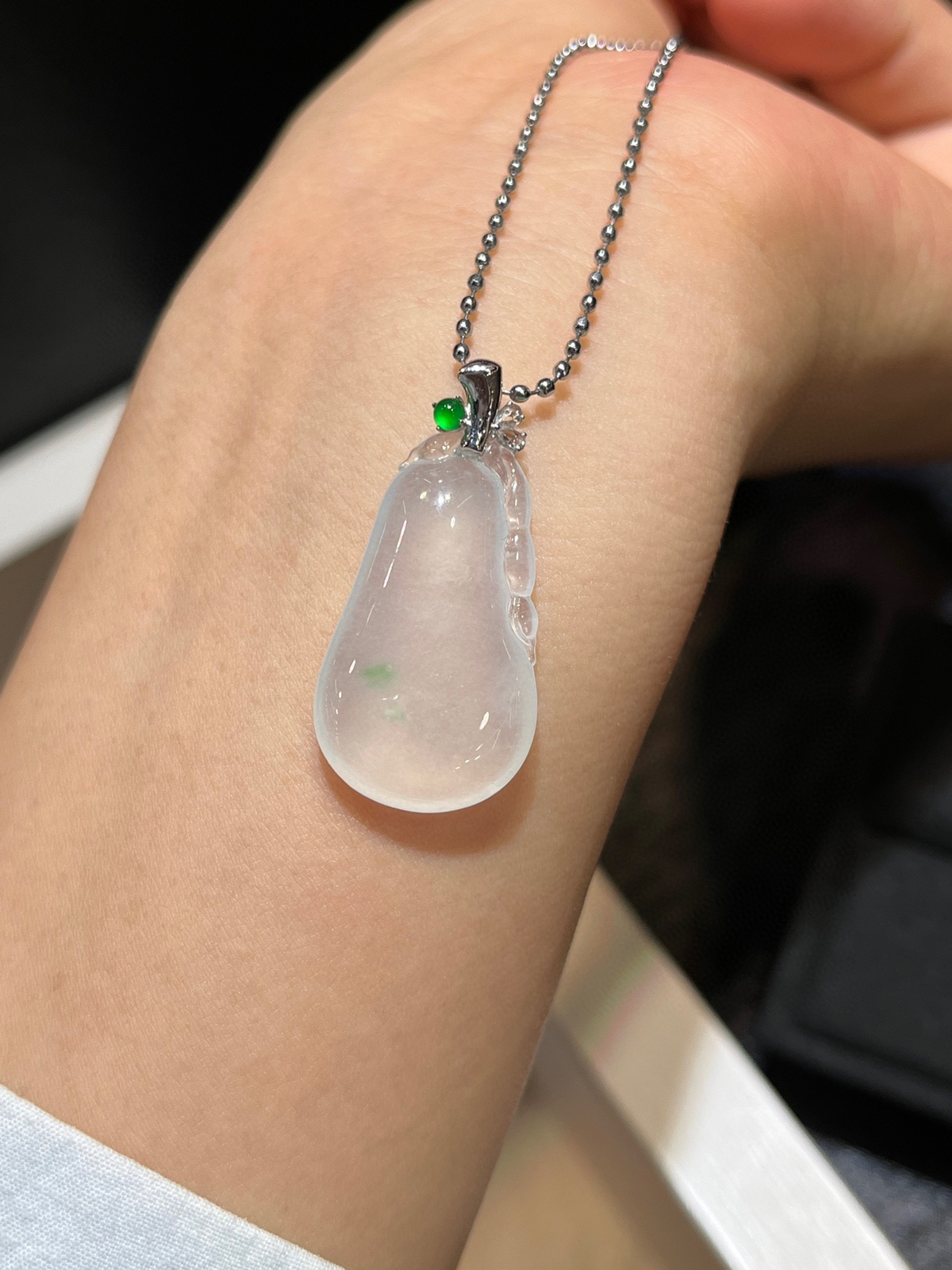 冰种飘金丝绿福瓜……
18k金镶嵌