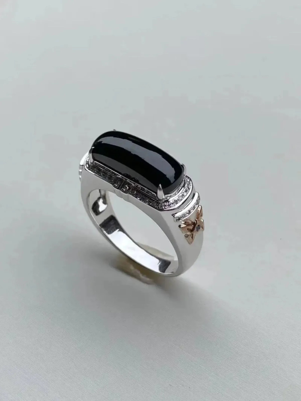 墨翠：【马鞍戒指】18K金+南非钻镶嵌，细腻干净，黑度极黑，性价比高·做工精致，打灯透绿 裸石尺寸：16.1*6.6