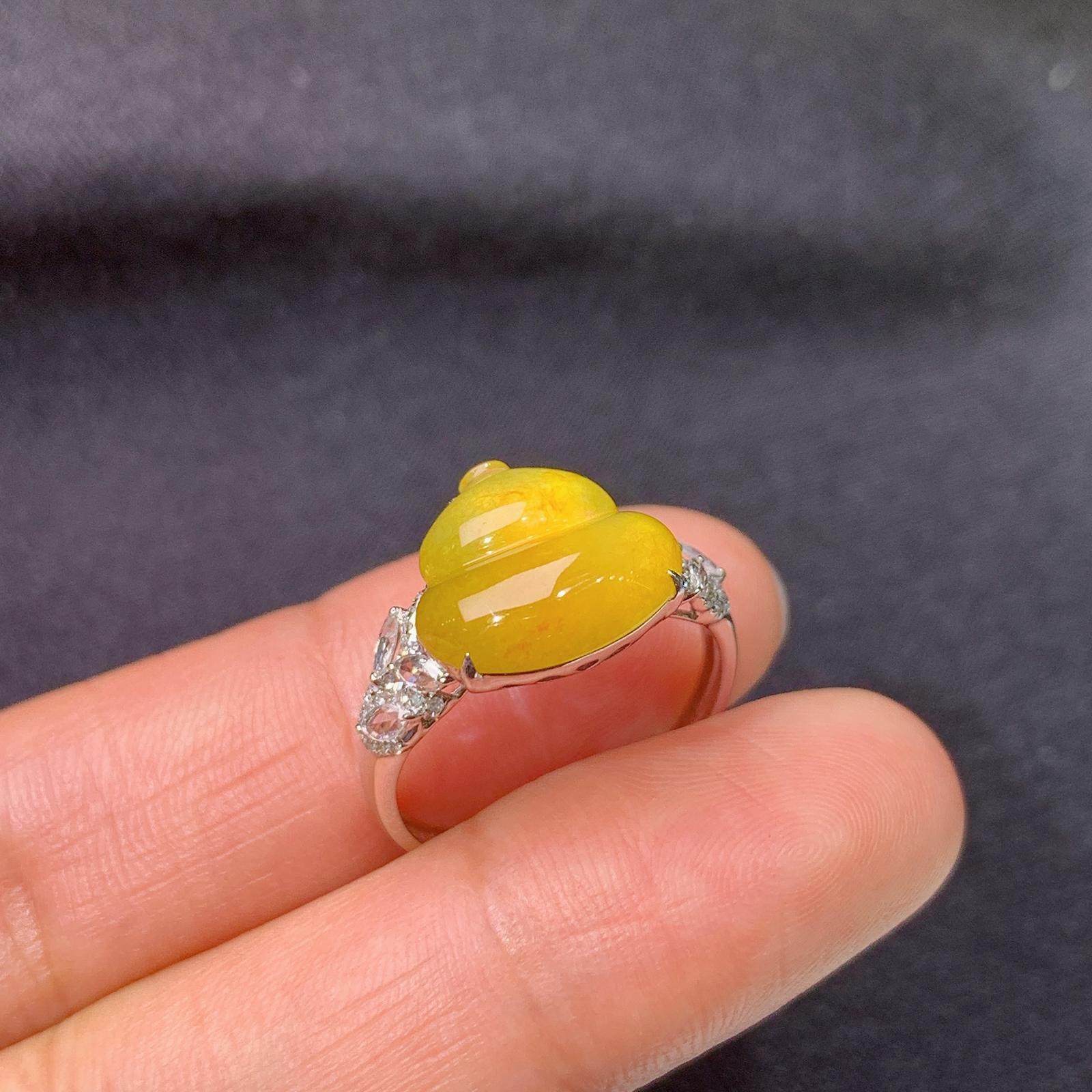 冰黄翡葫芦戒指，18k金镶嵌，色泽鲜艳，水色超佳，Kf 尺寸10.9*11.7*3