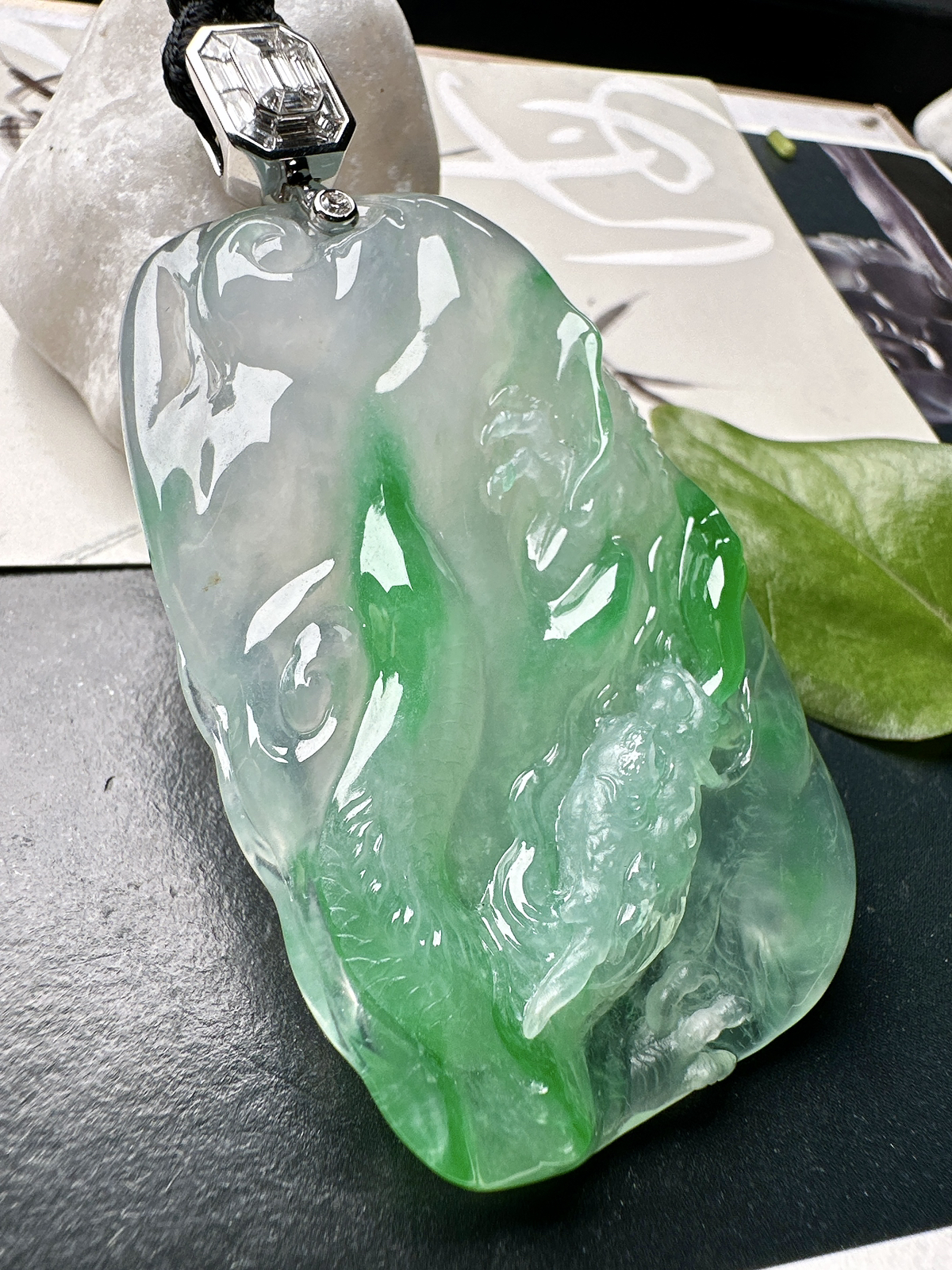 【冰种飘绿龙牌】实物冰感非常强，冰润细腻，通透感强，起胶感强，工艺雕刻很精细，18k金钻镶嵌，裸石尺