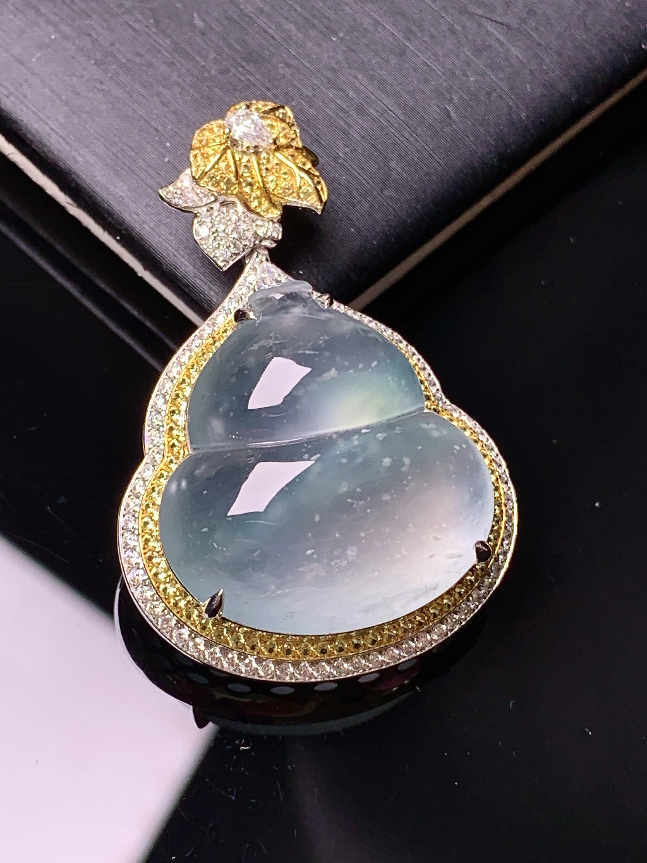 18k金钻镶嵌冰种葫芦吊坠 玉质细腻 色泽艳丽清新 水润亮眼 整体尺寸38*25.5*11.6m5