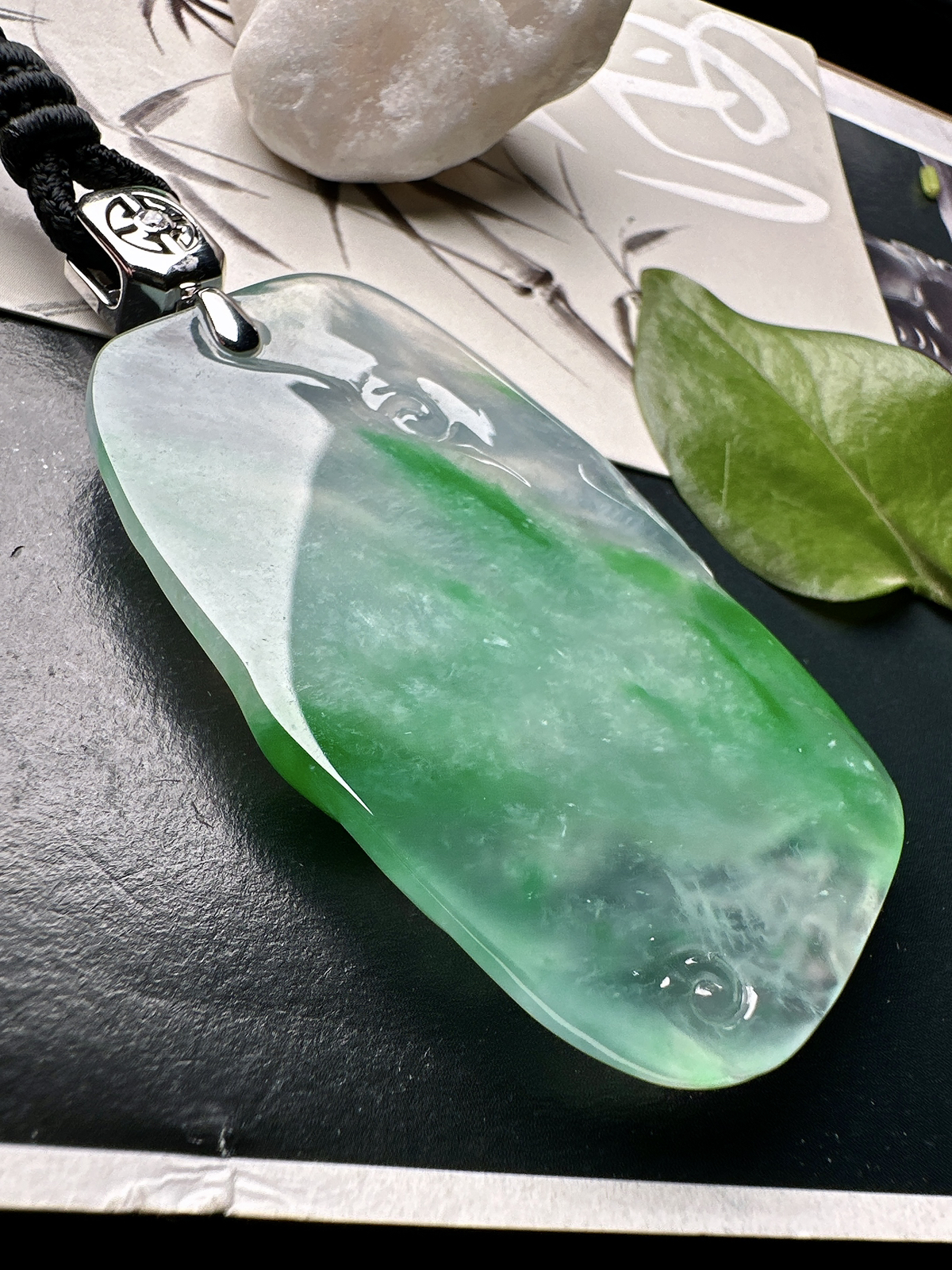 【冰种飘绿龙牌】实物冰感非常强，冰润细腻，通透感强，起胶感强，工艺雕刻很精细，18k金钻镶嵌，裸石尺寸63.1*38.8*8.7毫米