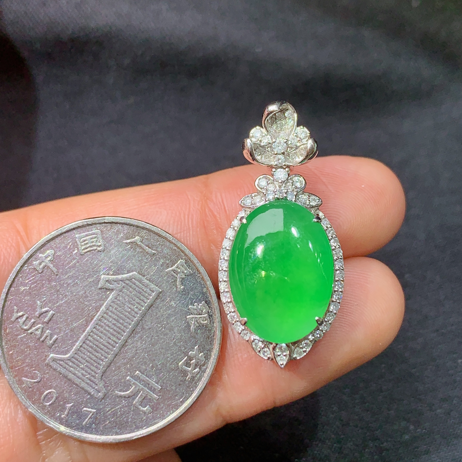 阳绿蛋面吊坠，18k金镶嵌，冰润色阳，玉质细腻，种水足，Lp 尺寸28.4*13.3*8.1