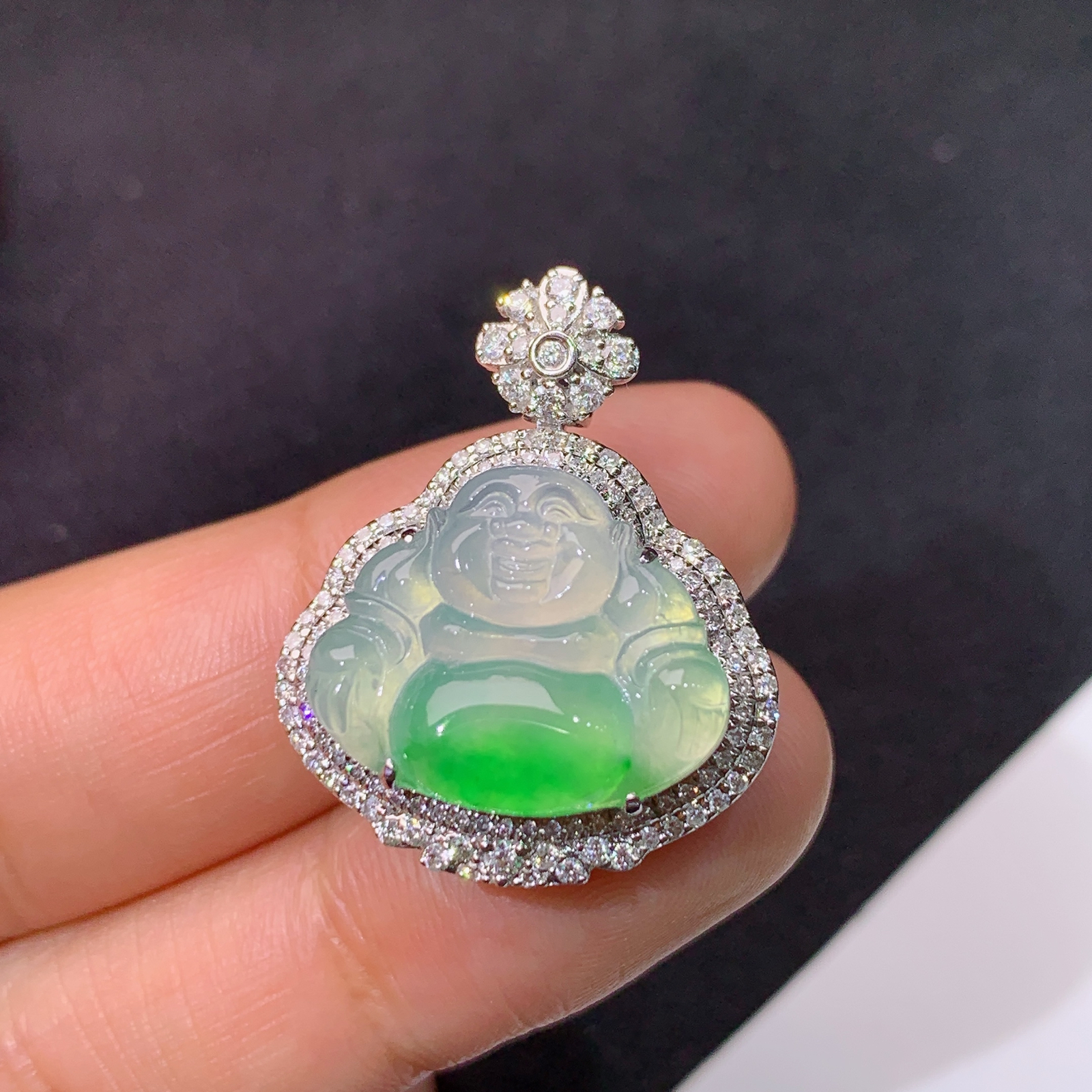 冰飘绿笑佛吊坠，18k金镶嵌，冰润细腻，品相好，种水足，Xj 尺寸26.3*21.3*11.3 F1