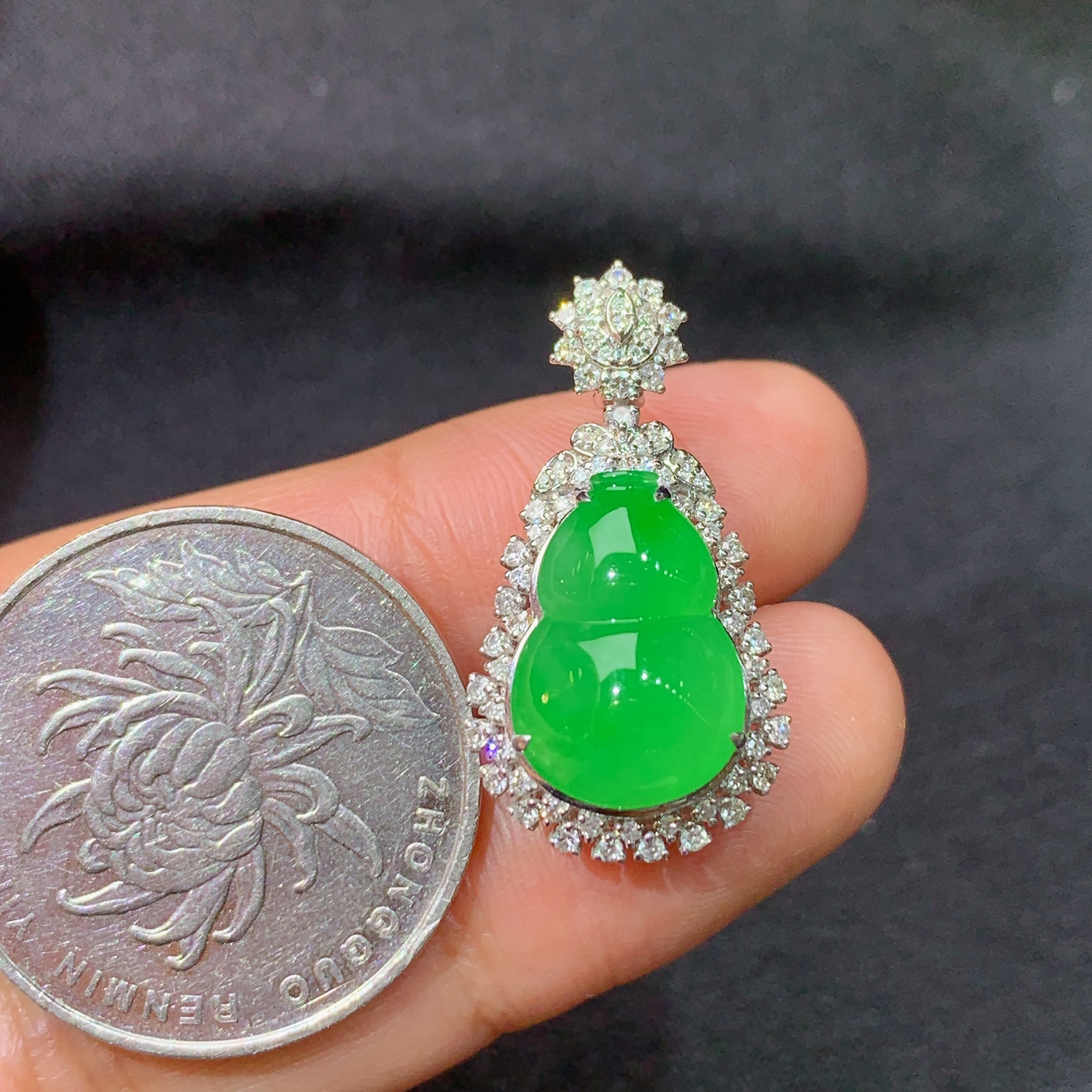 冰阳绿葫芦吊坠，18k金镶嵌，冰润色阳，玉质细腻，种水足，Kf 尺寸26.6*14*10