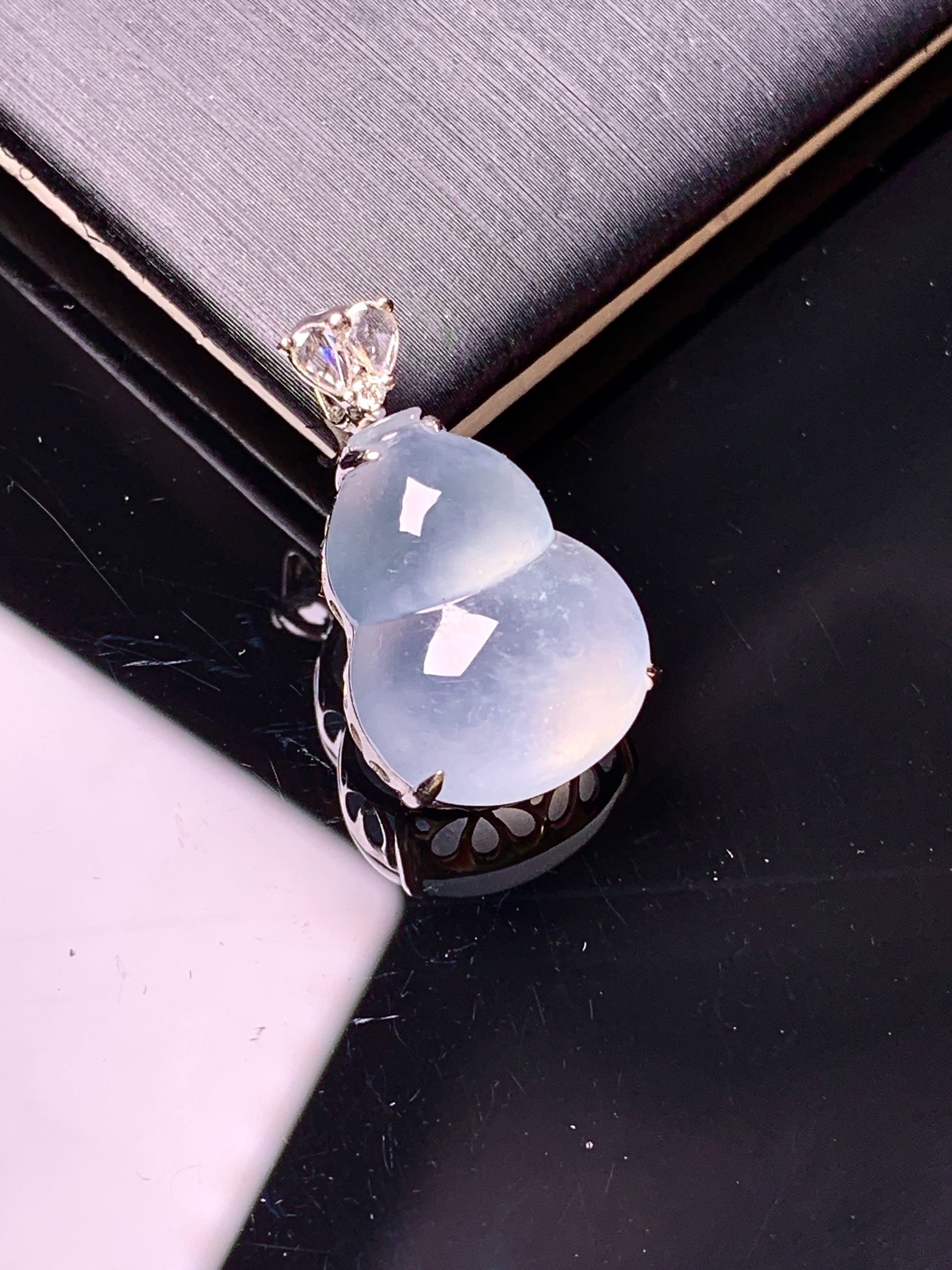 18k金钻镶嵌冰种葫芦吊坠 玉质细腻 色泽艳丽清新 水润亮眼 整体尺寸23*13.5*8.2g2