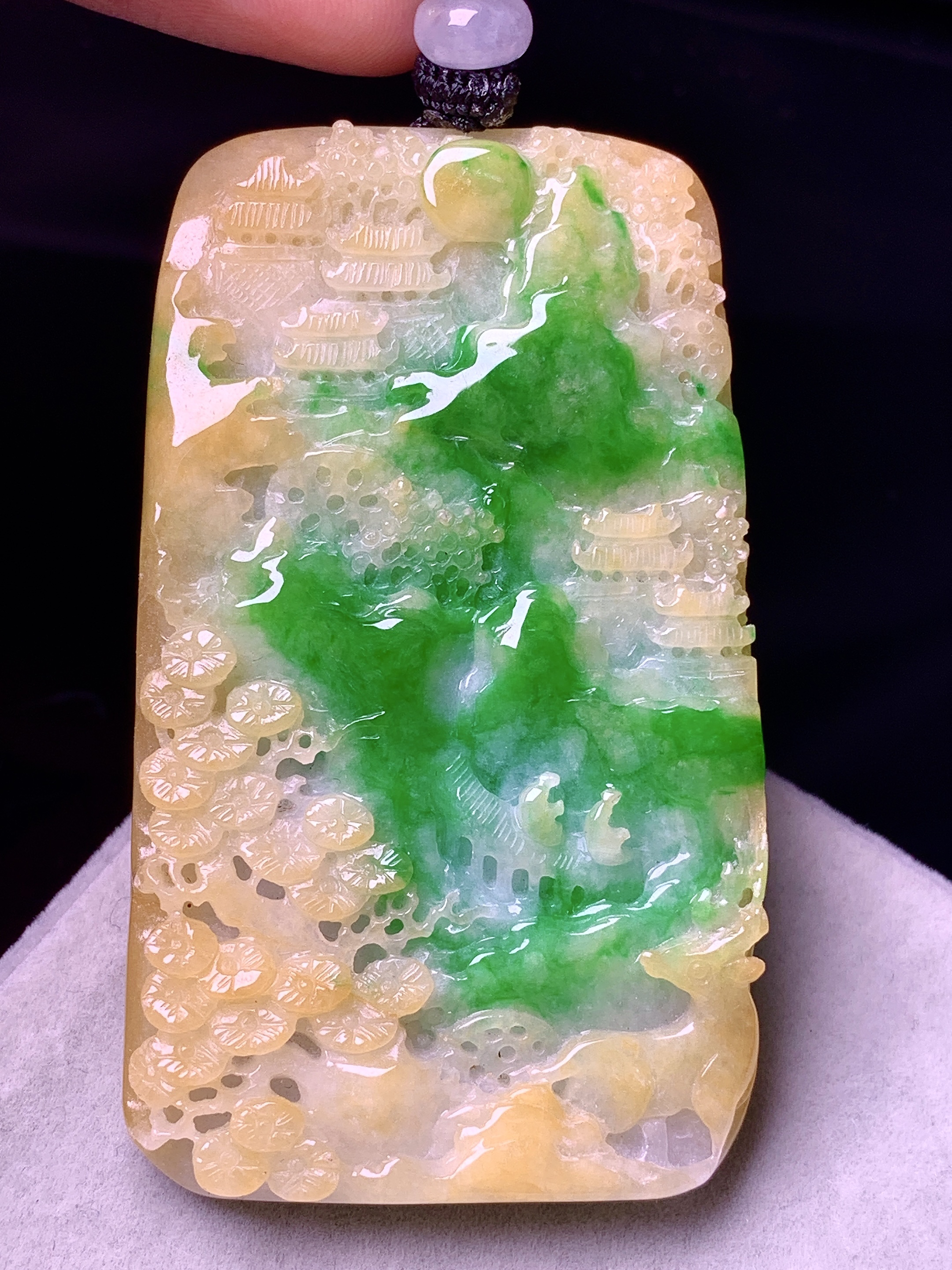 黄绿山水牌子吊坠 玉质细腻 色泽艳丽清新 水润亮眼 整体尺寸60.5*34.8*7.2w1