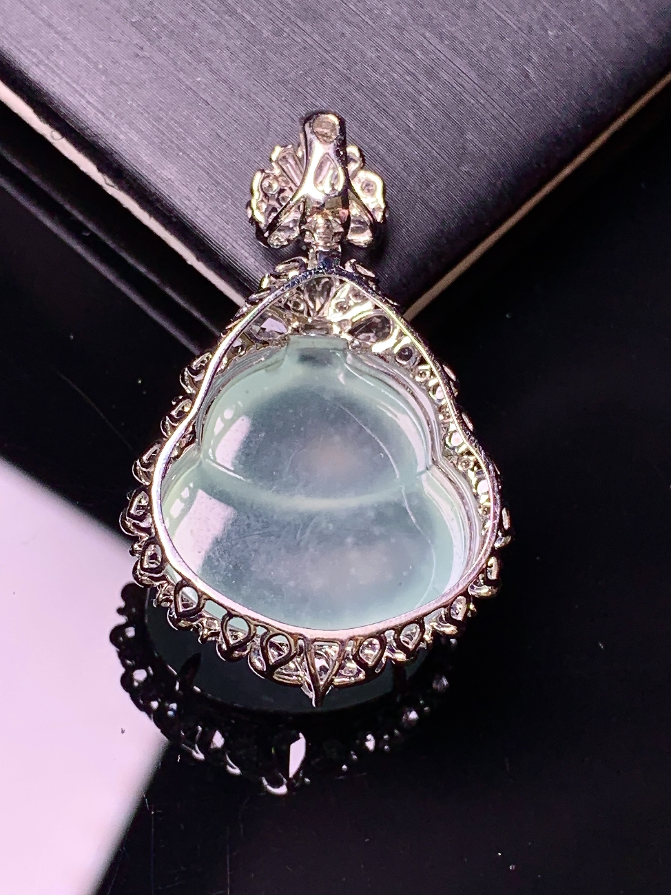 18k金钻镶嵌冰种葫芦吊坠 玉质细腻 色泽艳丽清新 水润亮眼 整体尺寸35.3*22*11.5g2