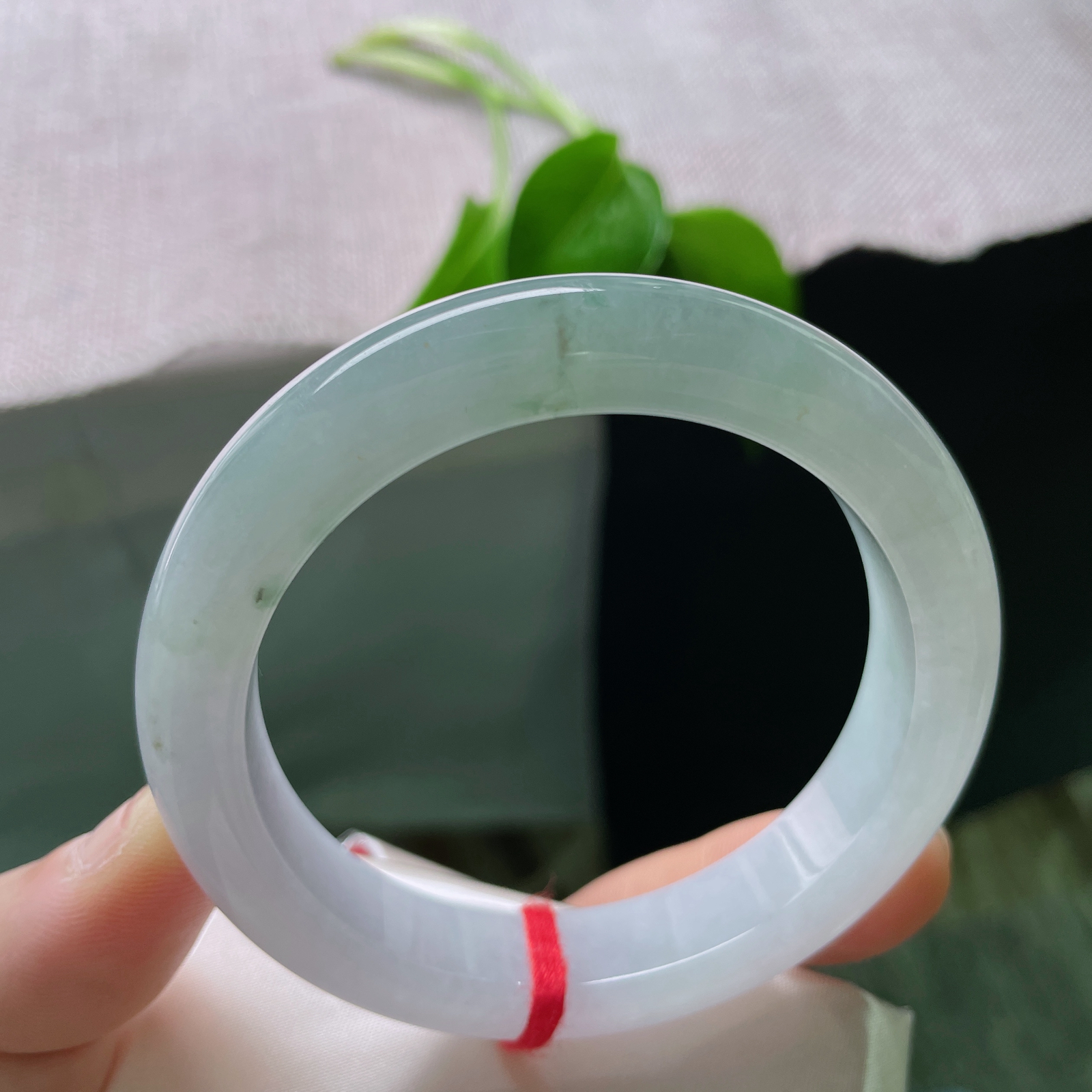 尺寸：55.8/12.3/8.8，淡绿淡紫正圈，质地莹润通透，百搭款，简约大方。