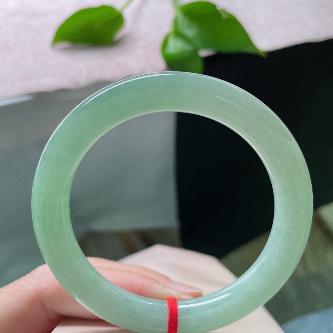 55.3/9.3果绿圆条，水润细腻，清新简约，秀丽倾心