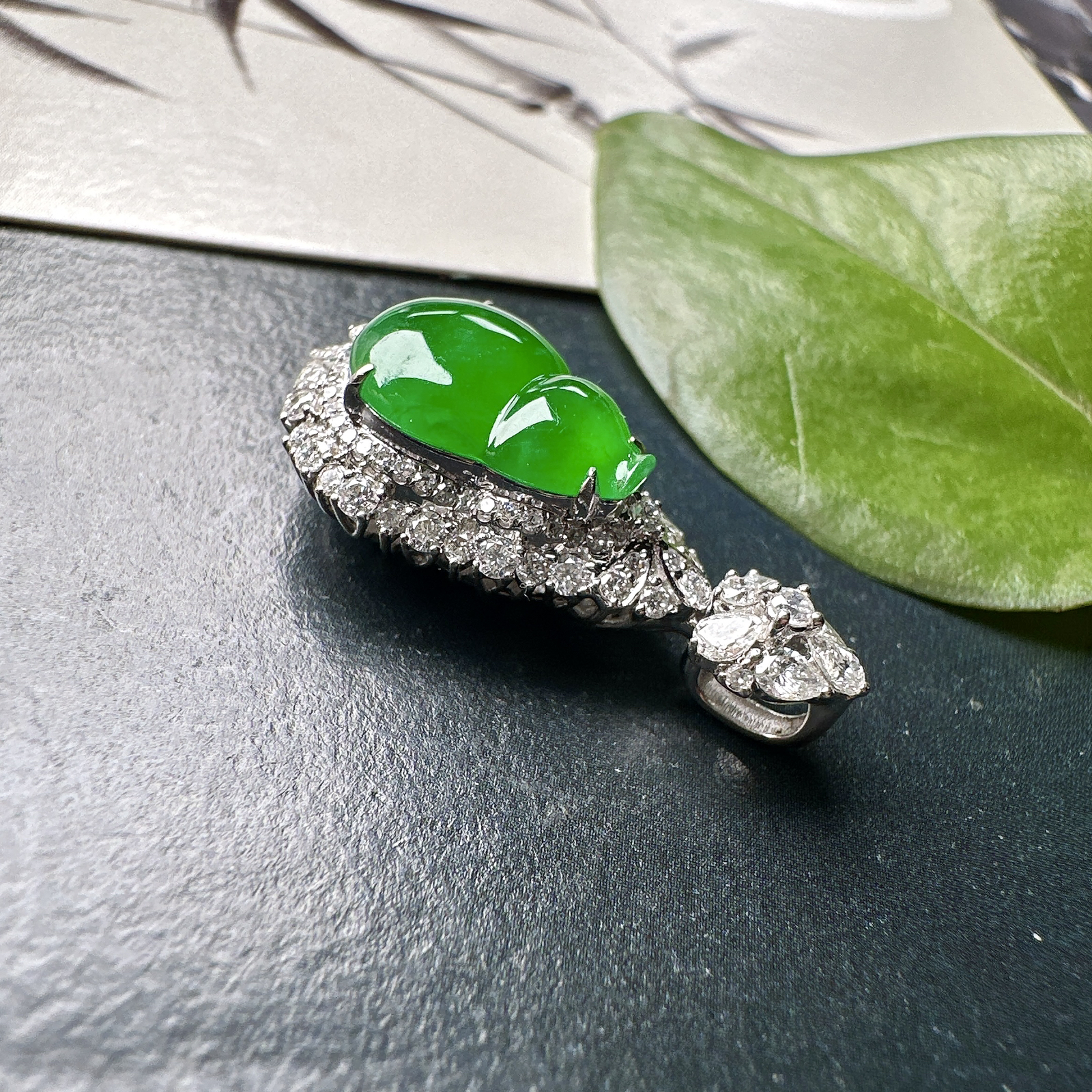 【冰种满绿葫芦吊坠】质地细腻，冰润起光，胶感强烈，冰感明显，18K金钻精美镶嵌，裸石尺寸11.8*8.8*2.8毫米