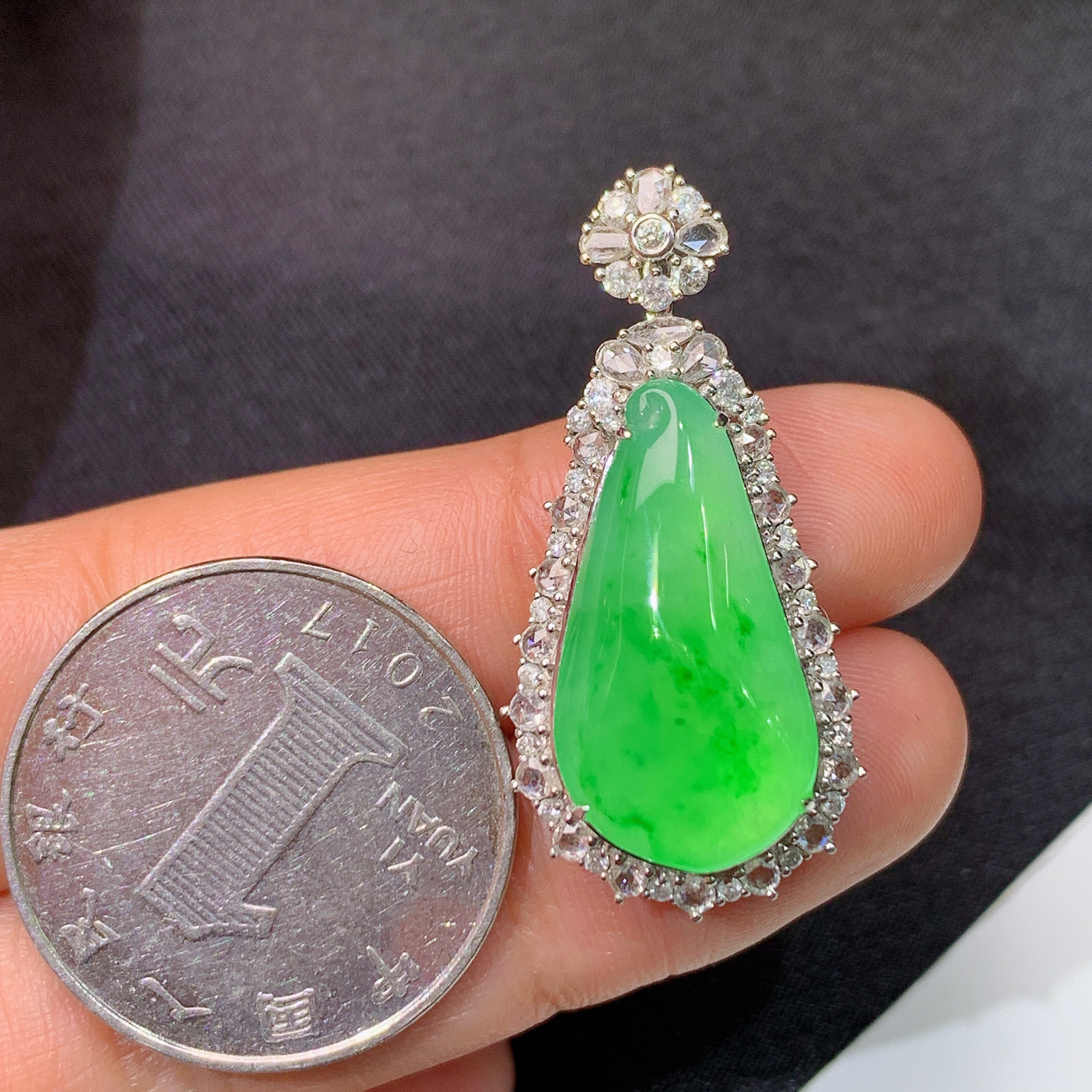 冰阳绿福瓜吊坠，18k金镶嵌，冰润色阳，玉质细腻，种水足，Tl 尺寸35*16.6*9.1