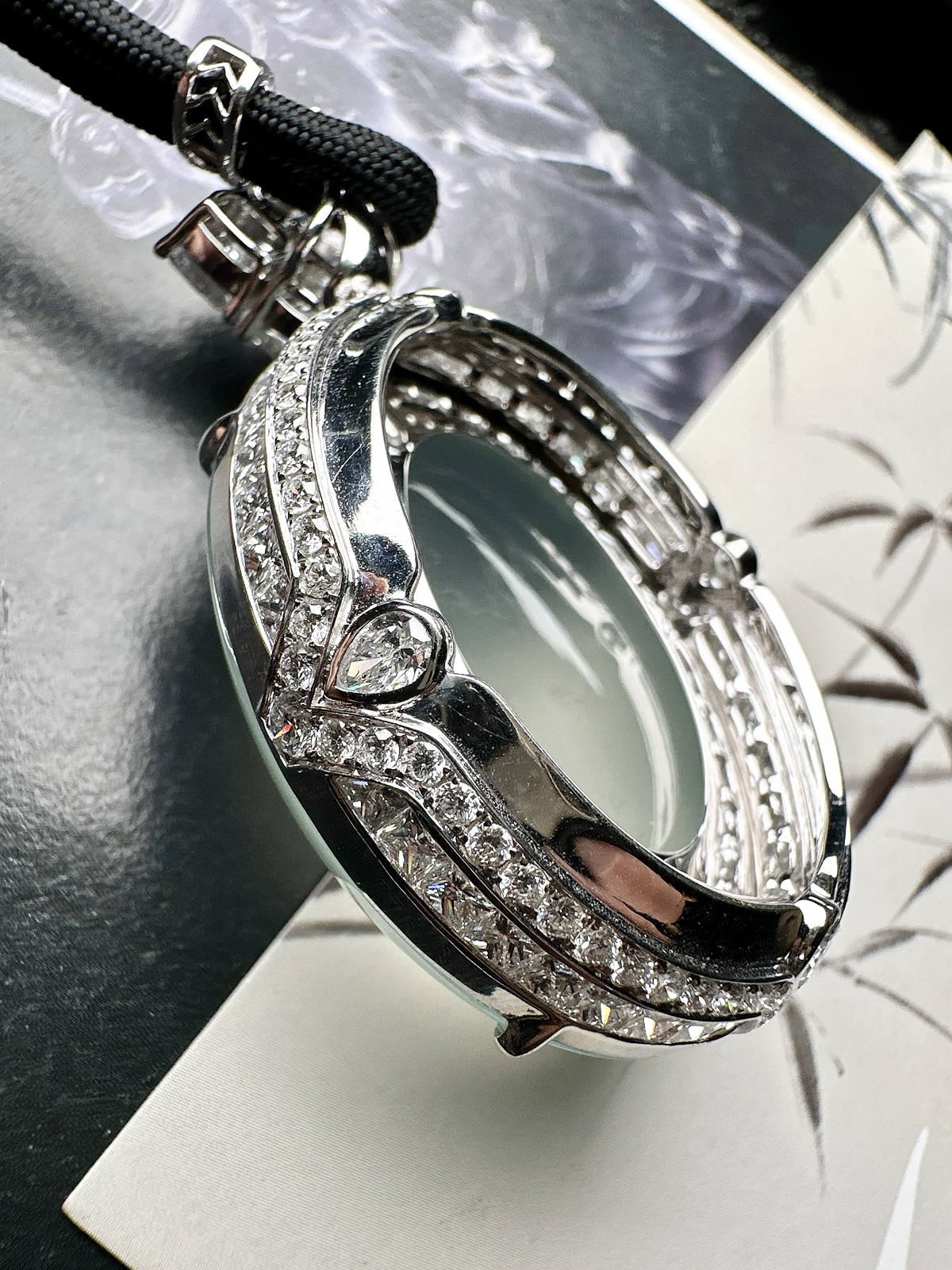 【冰种天空蓝大蛋面】鸽子蛋，珍藏品，晶莹剔透，起强荧光，冰润动人。18k金钻镶嵌，裸石尺寸43*35*18.2毫米