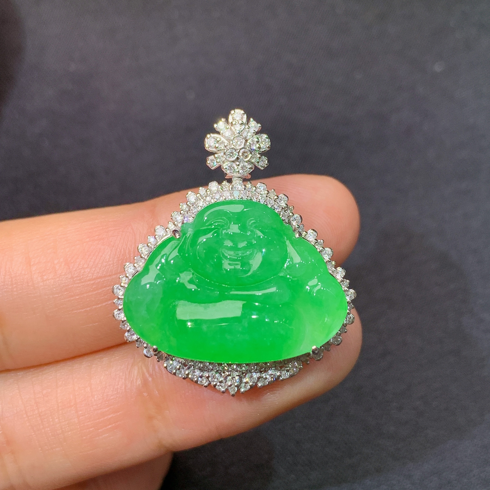 冰阳绿笑佛吊坠，18k金镶嵌，冰润色阳，品相好，种水足，Xj 尺寸29*24.9*10 F1