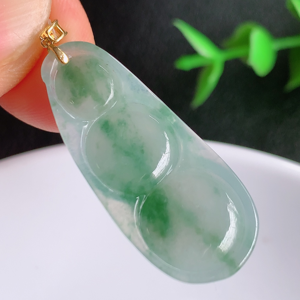 18k金扣冰润飘花福豆翡翠挂件，老种飘花  冰清玉洁  胶感十足  寓意“四季平安，福气满满”颜色鲜艳，清新自然，饱满通透   W49.28  尺寸：32.2-13.5-5.8mm