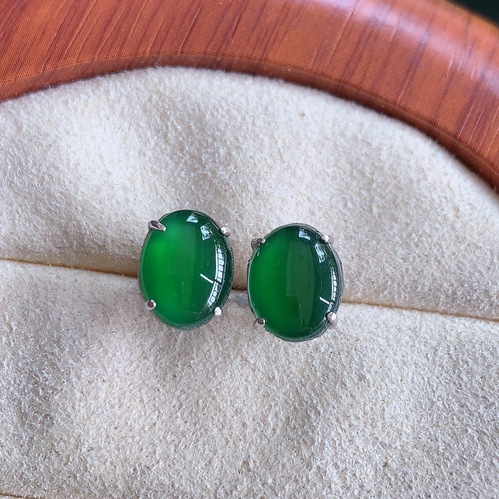 冰满绿翡翠925银镶嵌蛋面耳钉，自然光实拍，翠色灵动，颜色漂亮，种老水足，品相佳，佩戴佳品！W815.28  取一整体尺寸：8.8-6.8-4mm  裸石尺寸：8.8-6.8mm