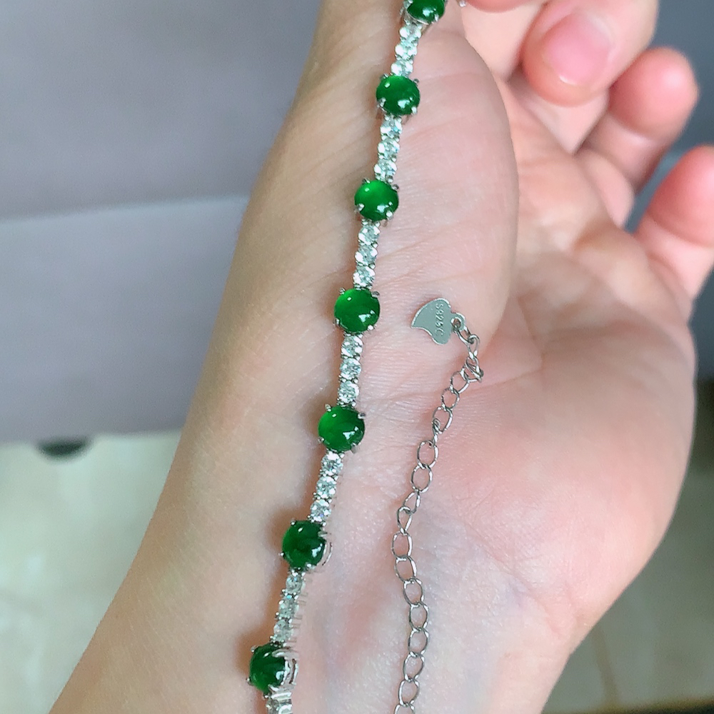 冰润满绿翡翠圆珠手链，水水润润，珠圆玉润，颜色鲜艳，妙明清净，清秀高雅，佩戴效果优雅迷人！性价比超值 W502.28  取一尺寸：5-4.8mm    裸石尺寸：5mm
