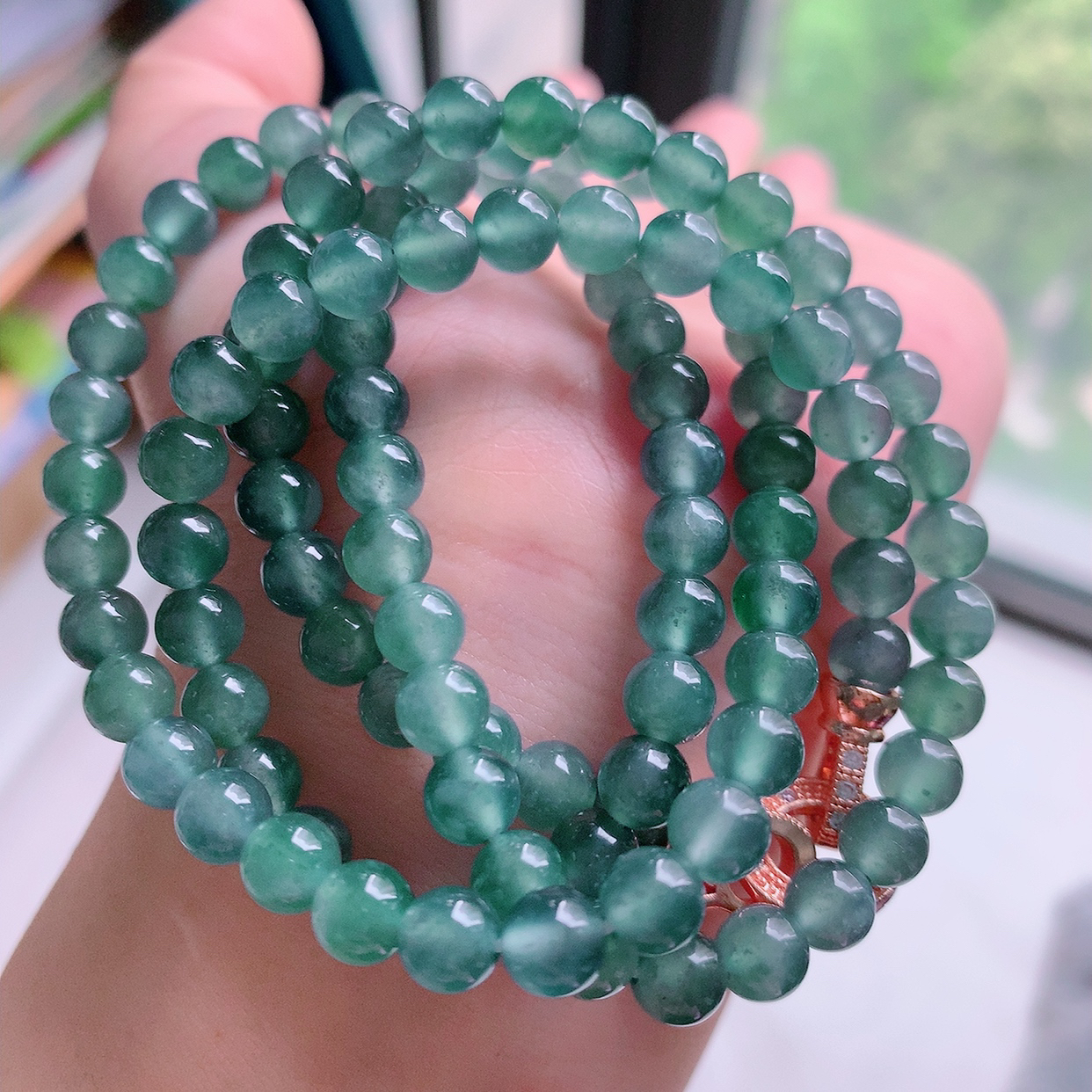 自然光实拍，冰种满色飘绿圆珠项链  翡翠珠链 （装饰扣）玉质细腻  冰清玉润  颜色漂亮  #001.1取一尺寸5.8mm