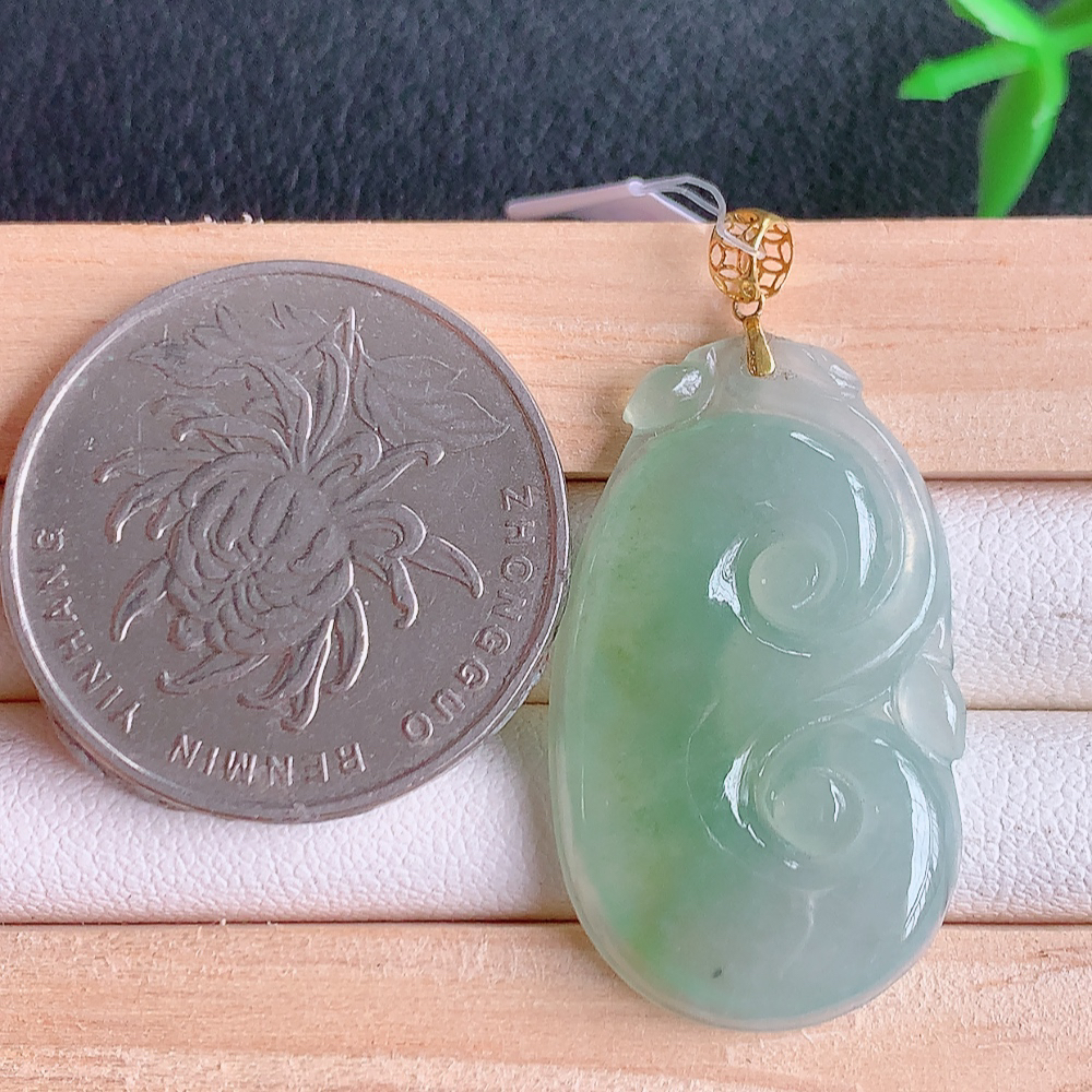 18k金扣冰润吉祥如意翡翠吊坠  寓意“万事如意，吉祥如意,福寿绵长 心想事成”饱满大气，通透水润  W49.28  尺寸：30-18-3.6mm