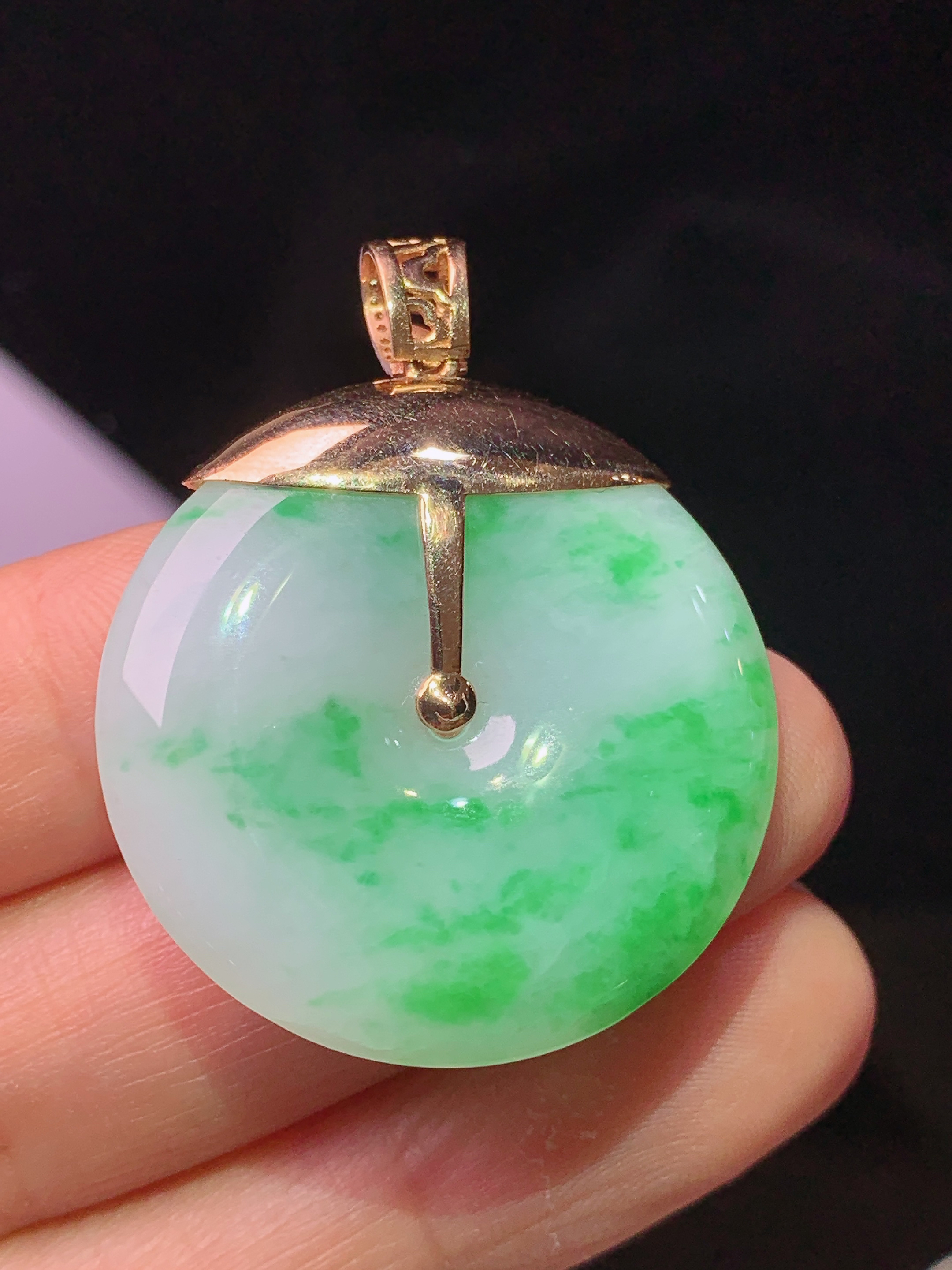 18k金镶嵌飘绿平安扣吊坠 玉质细腻 色泽艳丽清新 水润亮眼 整体尺寸38*30*5.2w1