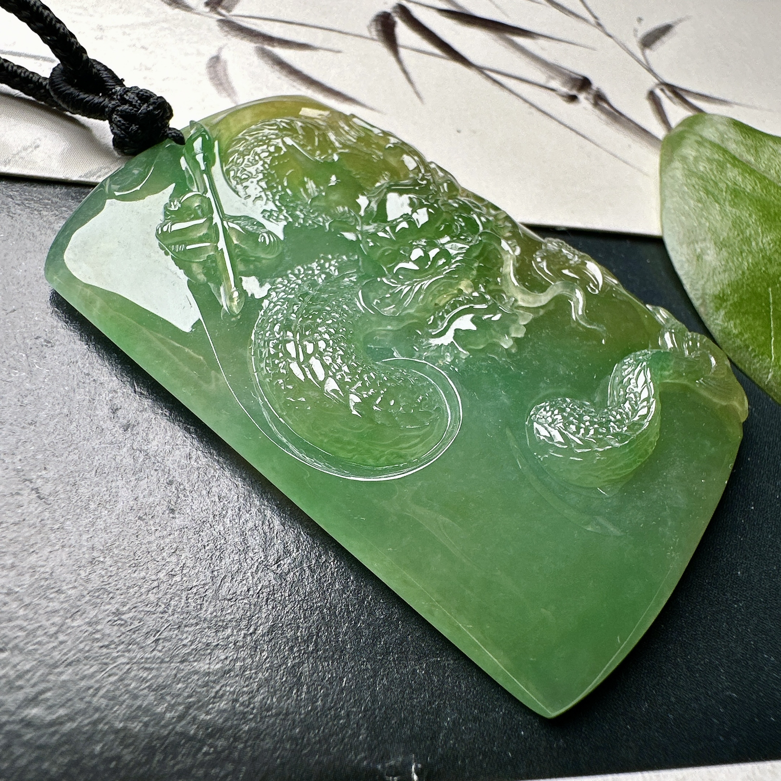 【冰种黄加绿龙牌】冰润细腻，冰感好，质地很不错。雕工精细，佩戴效果好，背面一刀切