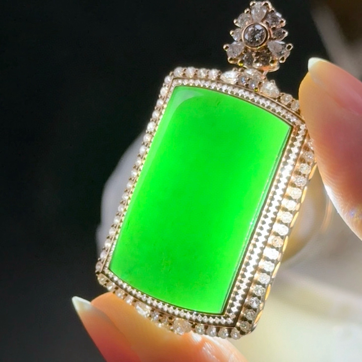 精品18k满钻豪镶墨翠马鞍吊坠 种好色正 黑度极好 打灯通透 油性十足 尺寸42.3