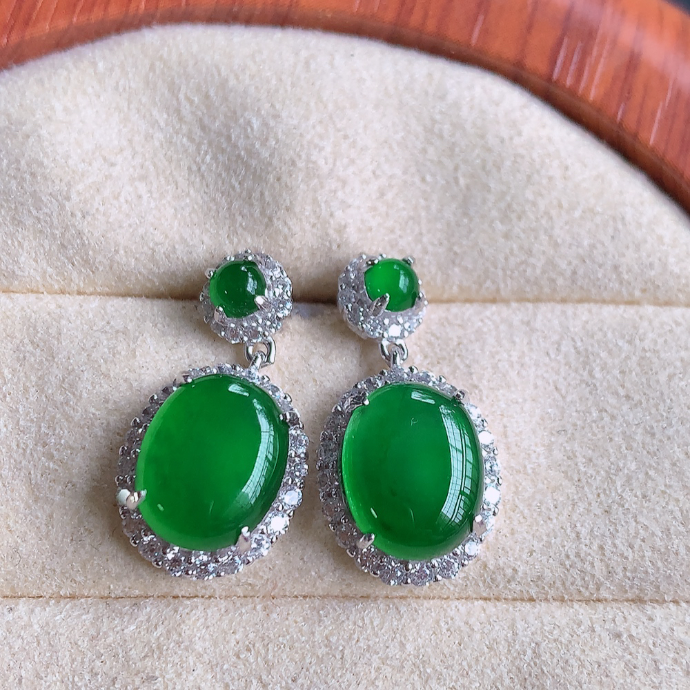 冰满绿翡翠925银镶嵌耳钉，自然光实拍，翠色灵动，颜色漂亮，种老水足，品相佳，佩戴佳品！W502.2