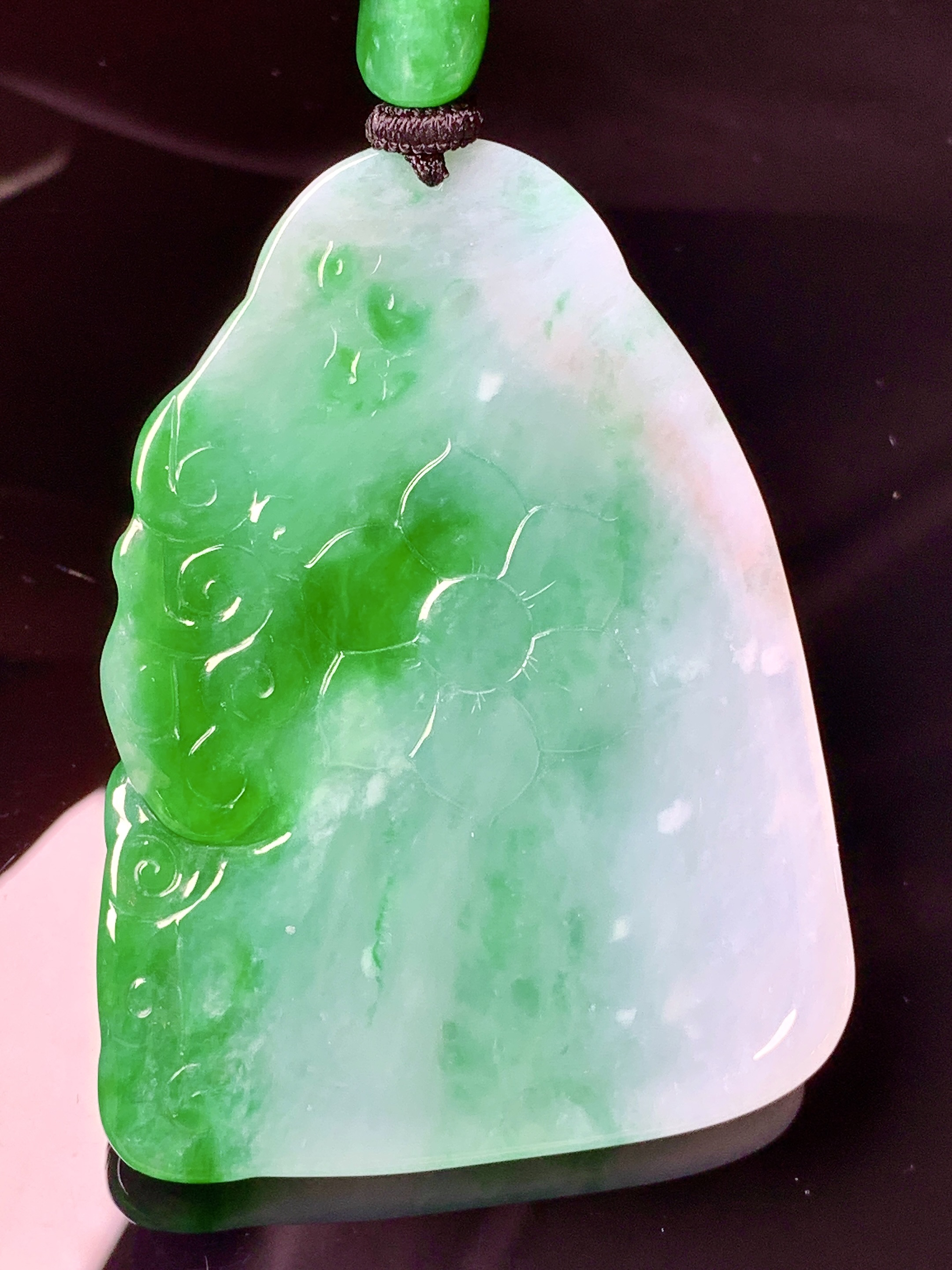飘绿观音菩萨吊坠 玉质细腻 色泽艳丽清新 水润亮眼 整体尺寸61.5*45.8*8.2w1