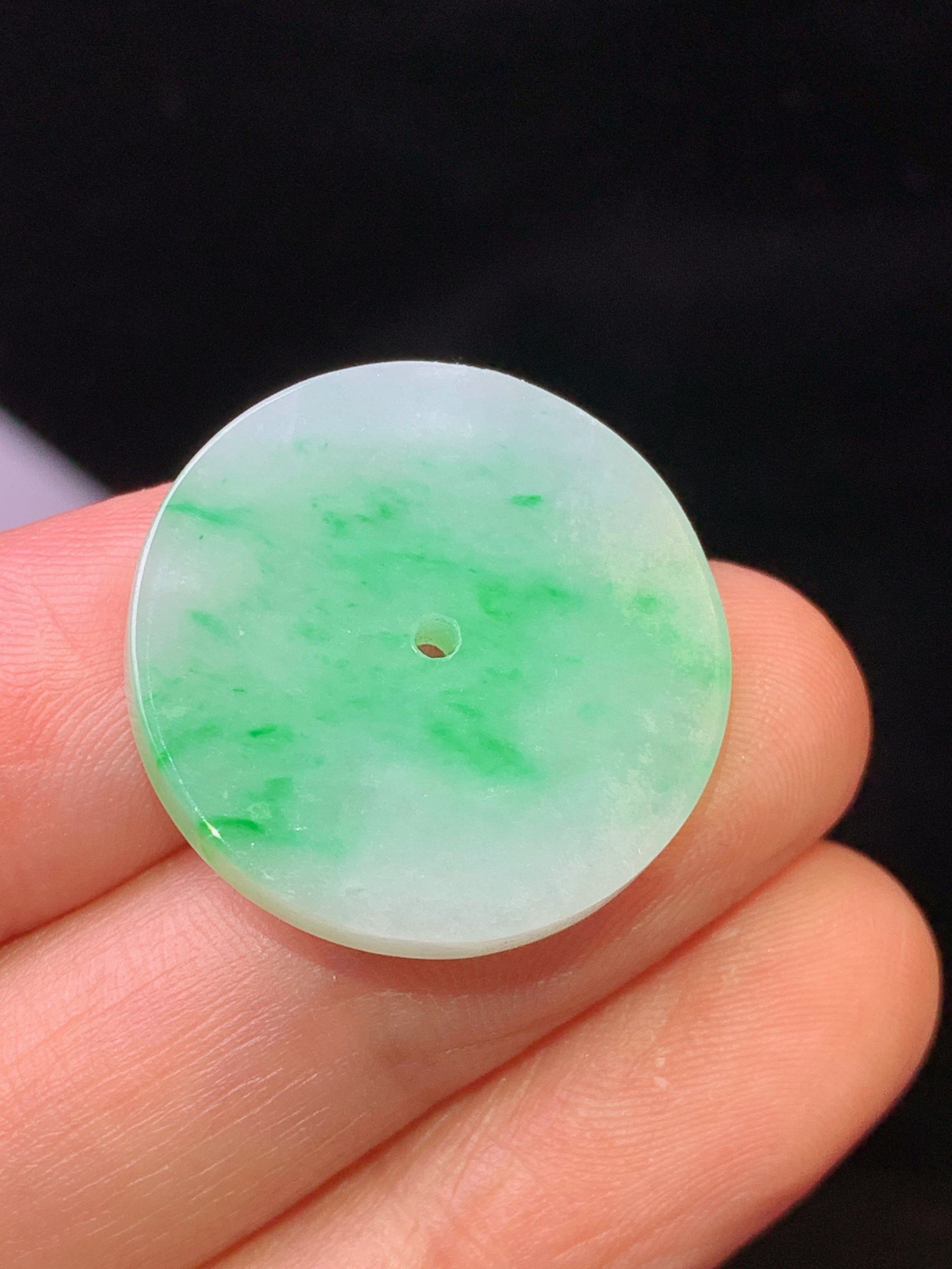 飘绿圆牌吊坠 玉质细腻 色泽艳丽清新 水润亮眼 整体尺寸22.5*3.2L2