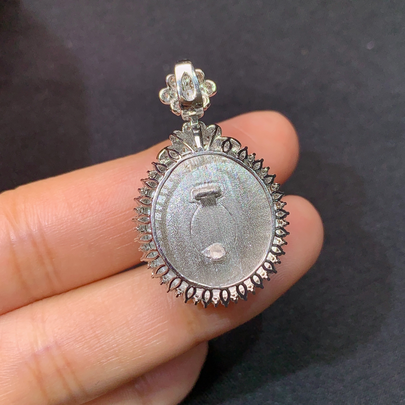 冰翠绿蛋面吊坠，18k金镶嵌，冰润色阳，玉质细腻，种水足，Xj 尺寸32.7*20.4*12.2 F1