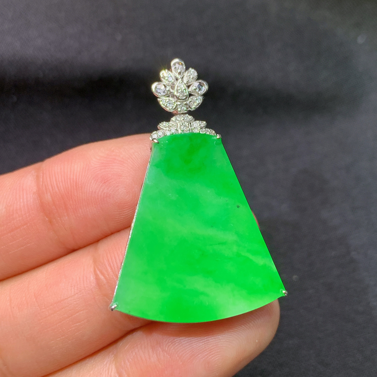 阳绿无事牌吊坠，18k金镶嵌，冰润色阳，玉质细腻，种水足，Kf 尺寸36.5*23.9*6