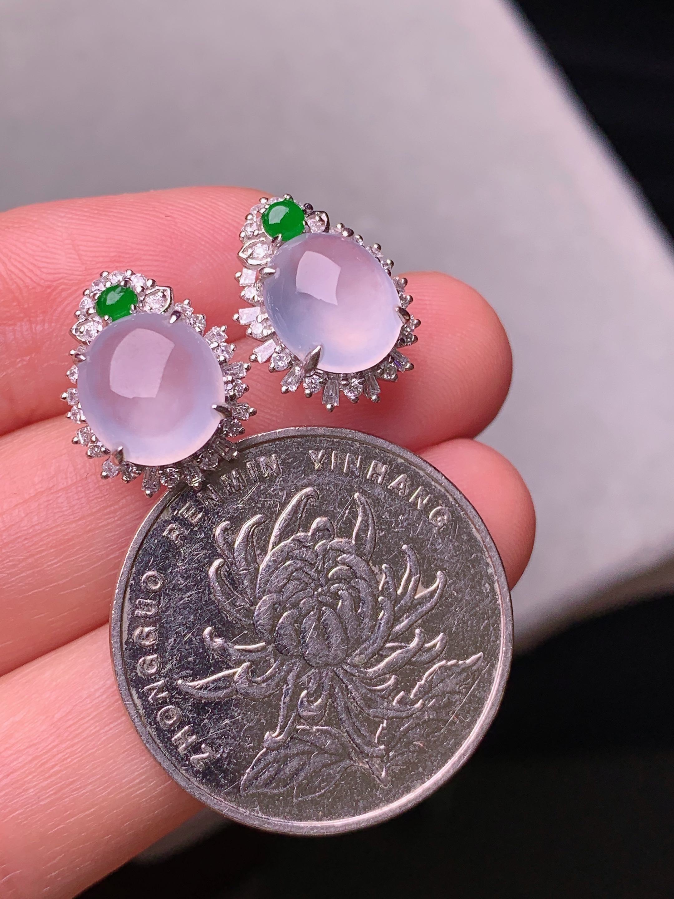 18k金钻镶嵌冰种蛋面耳钉 玉质细腻 色泽艳丽清新 水润亮眼 整体尺寸14.5*11.3*7.2b2