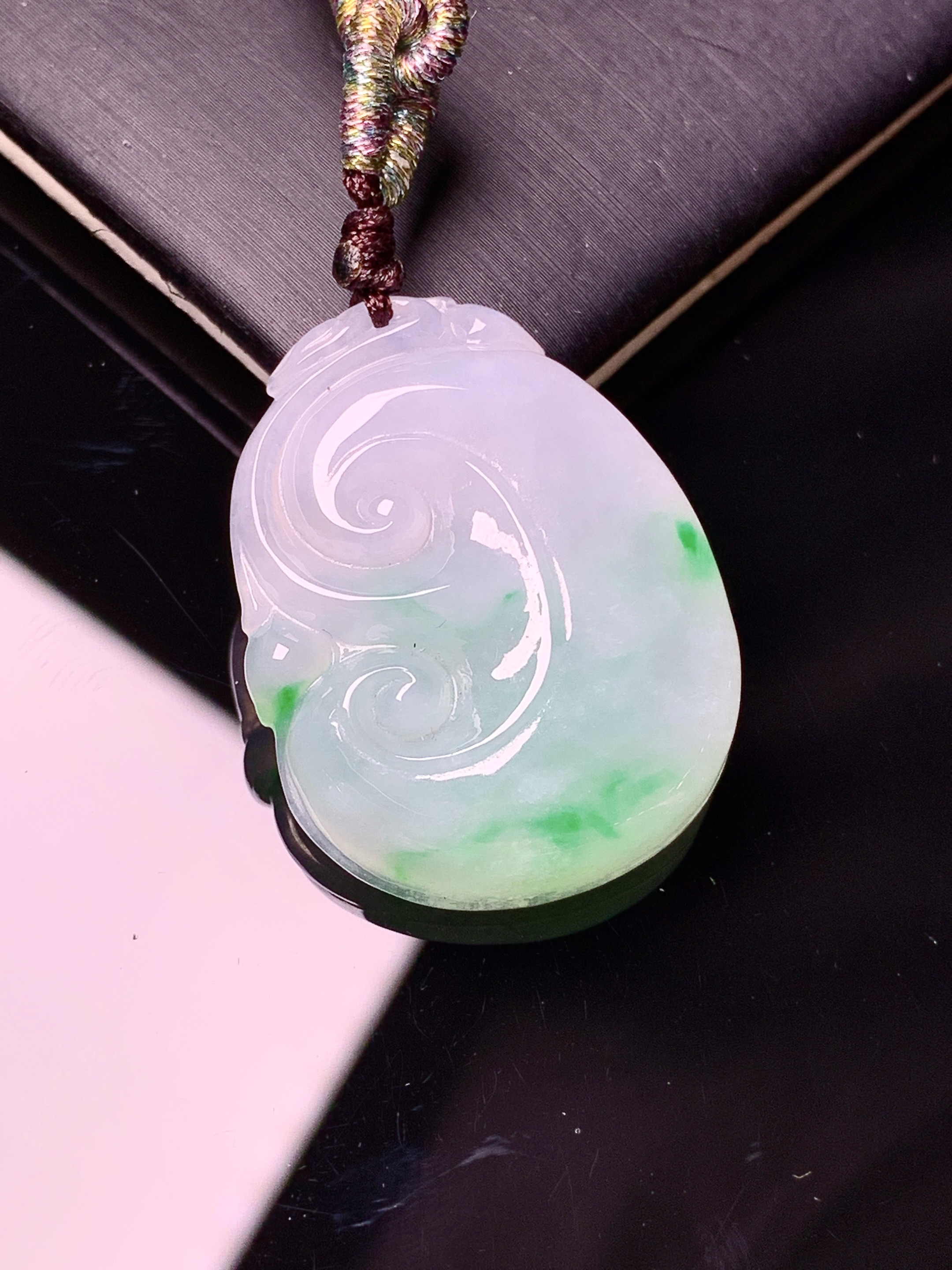 飘绿如意吊坠 玉质细腻 色泽艳丽清新 水润亮眼 整体尺寸32*25*6L2