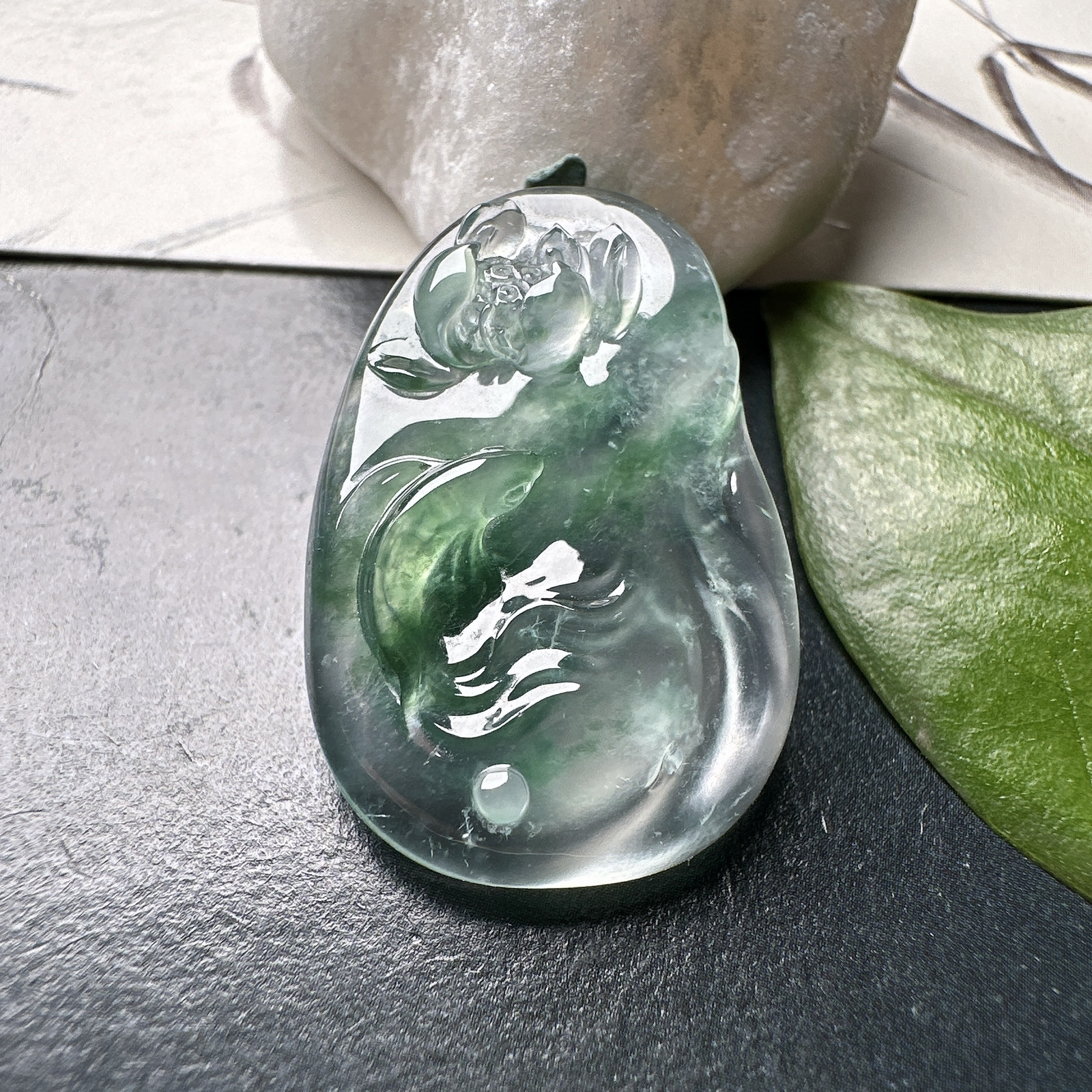 【玻璃种飘绿花鱼】年年有余，如鱼得水，力争上游。种水上乘，冰润通透，种老起强胶感强荧光，纯净清澈，冰