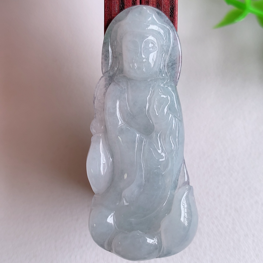 冰润精雕观音吊坠，法相端庄大气，工艺精湛，种色浓郁，细腻饱满冰润，种老水足，收藏佳品，佩戴大气  W