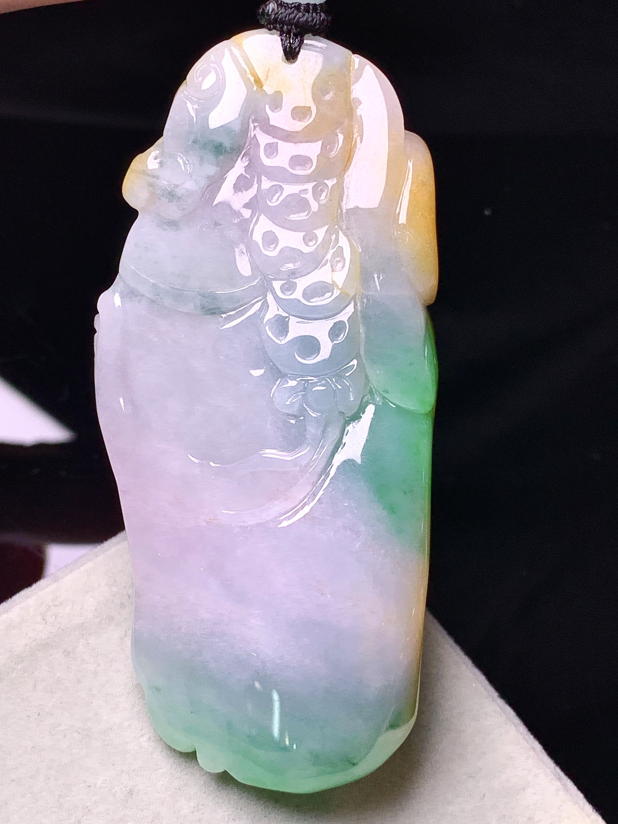 黄绿财神爷吊坠 玉质细腻 色泽艳丽清新 水润亮眼 整体尺寸70*33.8*14.5w1