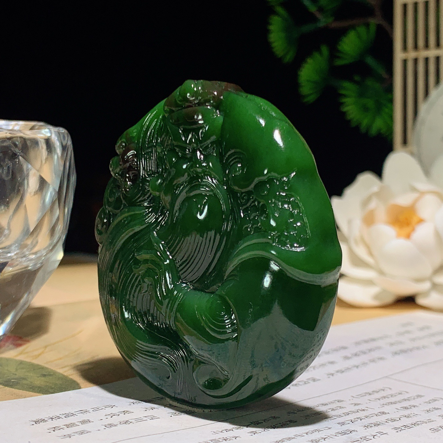 和田玉阳绿红皮料俄罗斯武财神关公挂件 尺寸57/53/12重70.5克，玉质细腻油润 底色纯净 脂粉