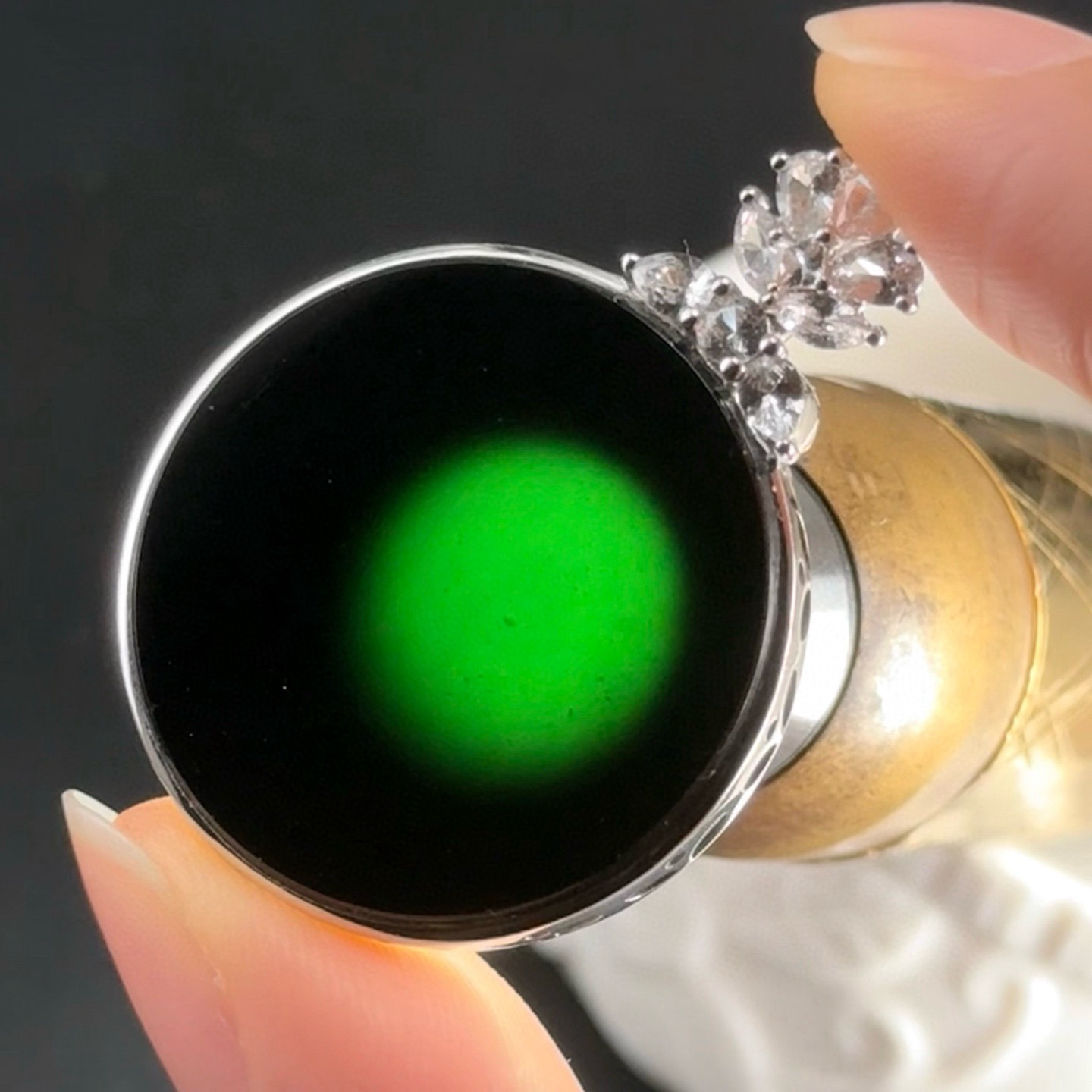 精品18k墨翠圆牌吊坠 种好色正 黑度极好 打灯通透 油性十足 尺寸37.8