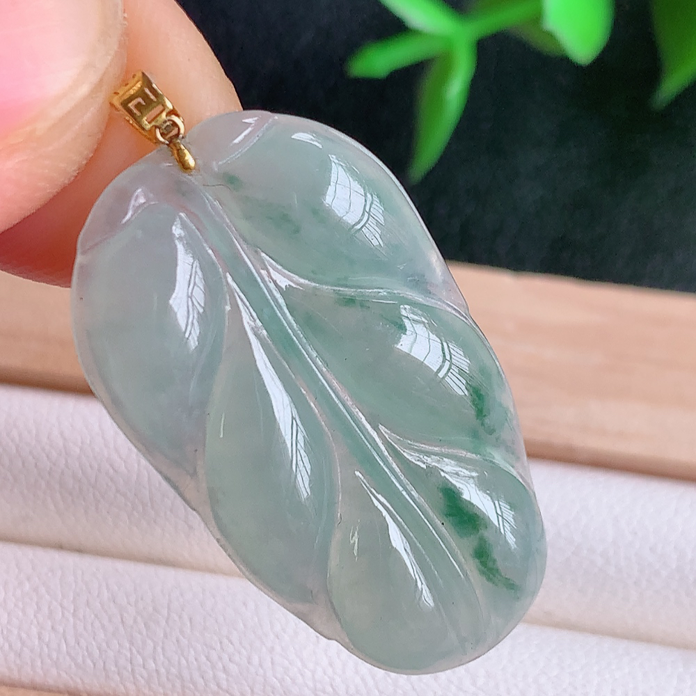 18k金扣冰润飘花金枝玉叶翡翠吊坠  老种起胶感  飘花灵动  寓意“金枝玉叶，大业有成，一夜成名”  饱满大气，水润通透。W49.28  尺寸：31-18-3.5mm