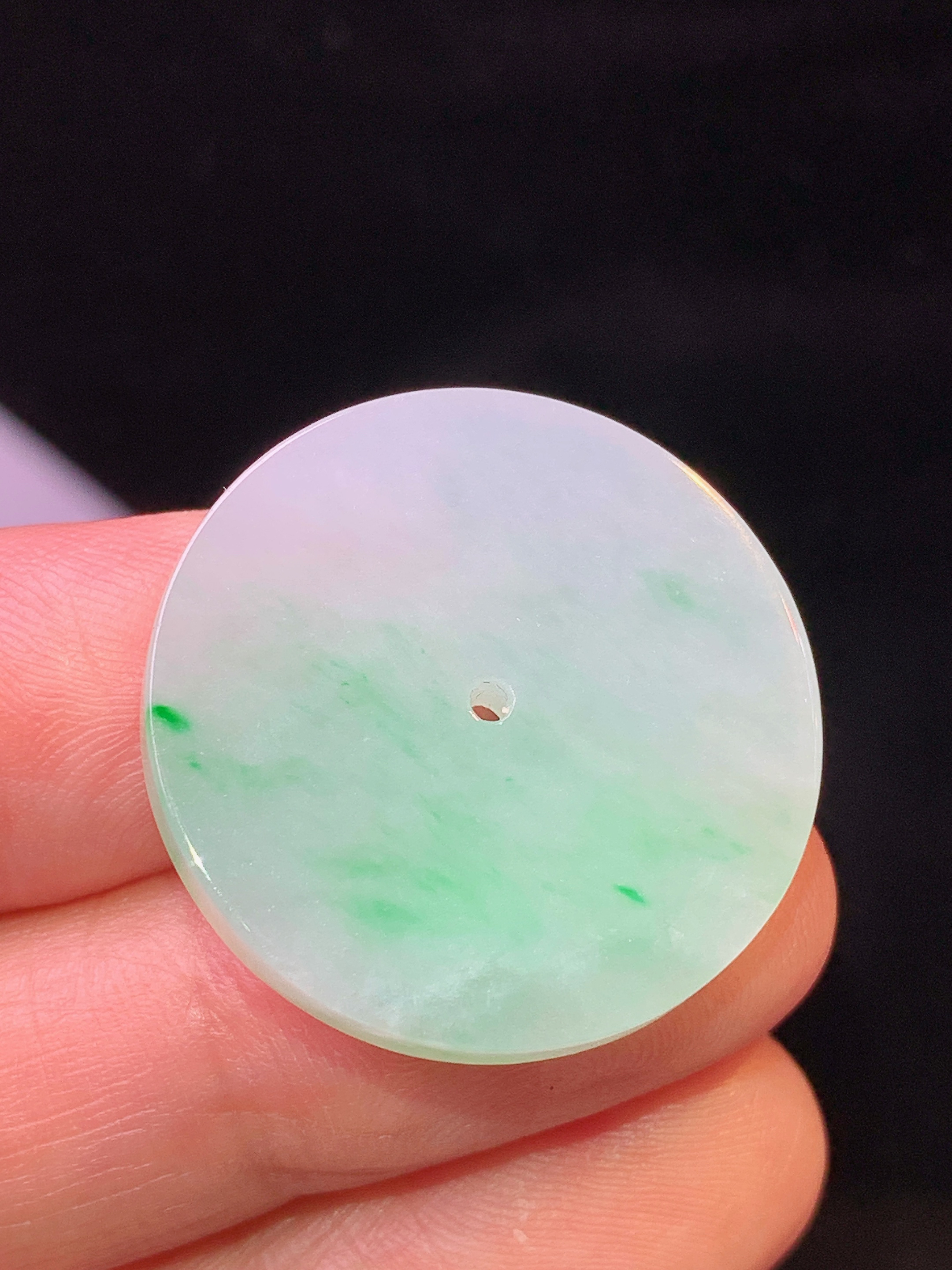 飘绿圆牌吊坠 玉质细腻 色泽艳丽清新 水润亮眼 整体尺寸25.2*3L2