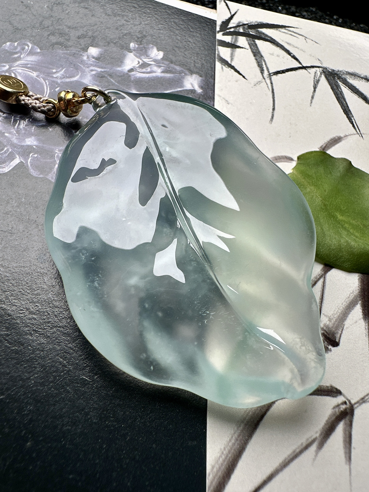 【冰种随形树叶】天空蓝老坑料，叶面饱满，种水上乘，质地致密细腻，品相上佳，冰润通透，起强荧光