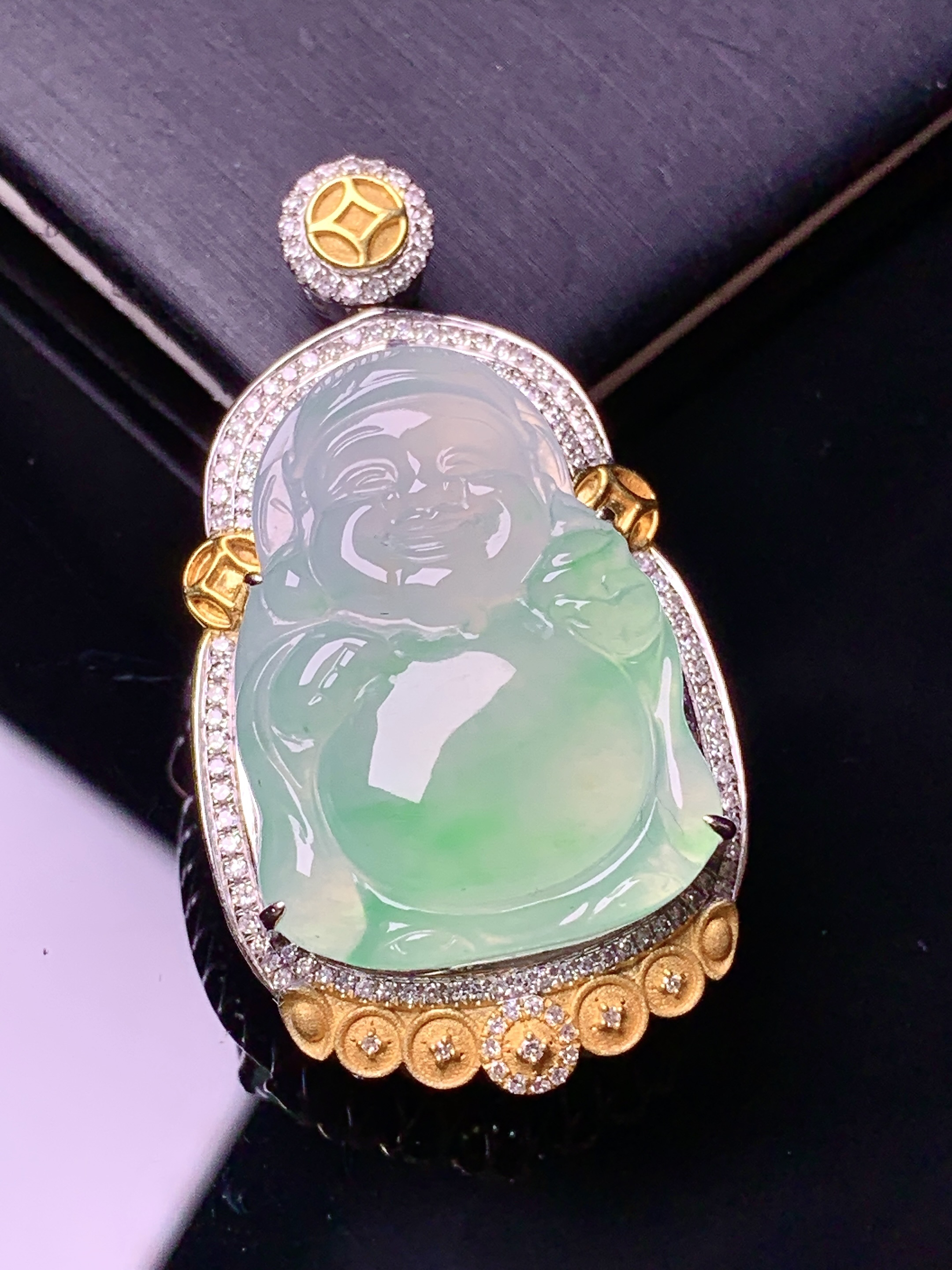 18k金钻镶嵌飘绿财神爷吊坠 玉质细腻 色泽艳丽清新 水润亮眼 整体尺寸43*23.2*12.5g2