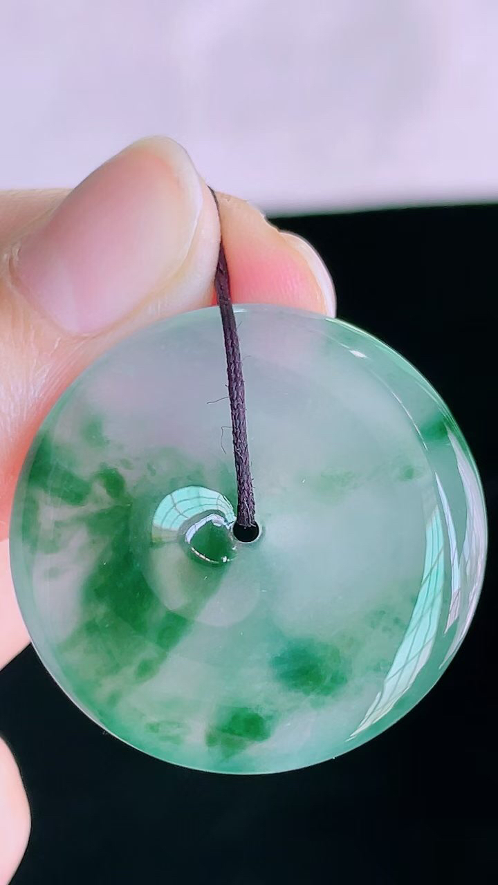 【翡翠名称】老坑种冰飘花满胶平安扣吊坠
【翡翠尺寸】直径厚度30/5.2mm
【翡翠描述】宝贝种老水足，玉质细腻，色泽靓丽，性价比高，佩戴效果好！
【其它赠送】权威证书/精美挂绳盒子/支持全国复检