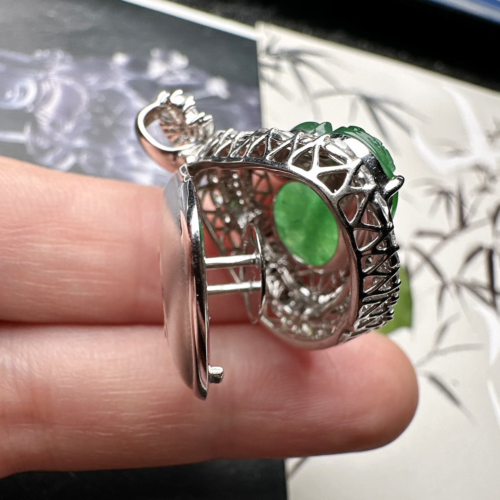 【冰种满绿佛公吊坠】种水上乘，晶莹剔透，纯净通透，莹光感很强。18k金钻镶嵌，裸石尺寸16.2*25*3.6毫米