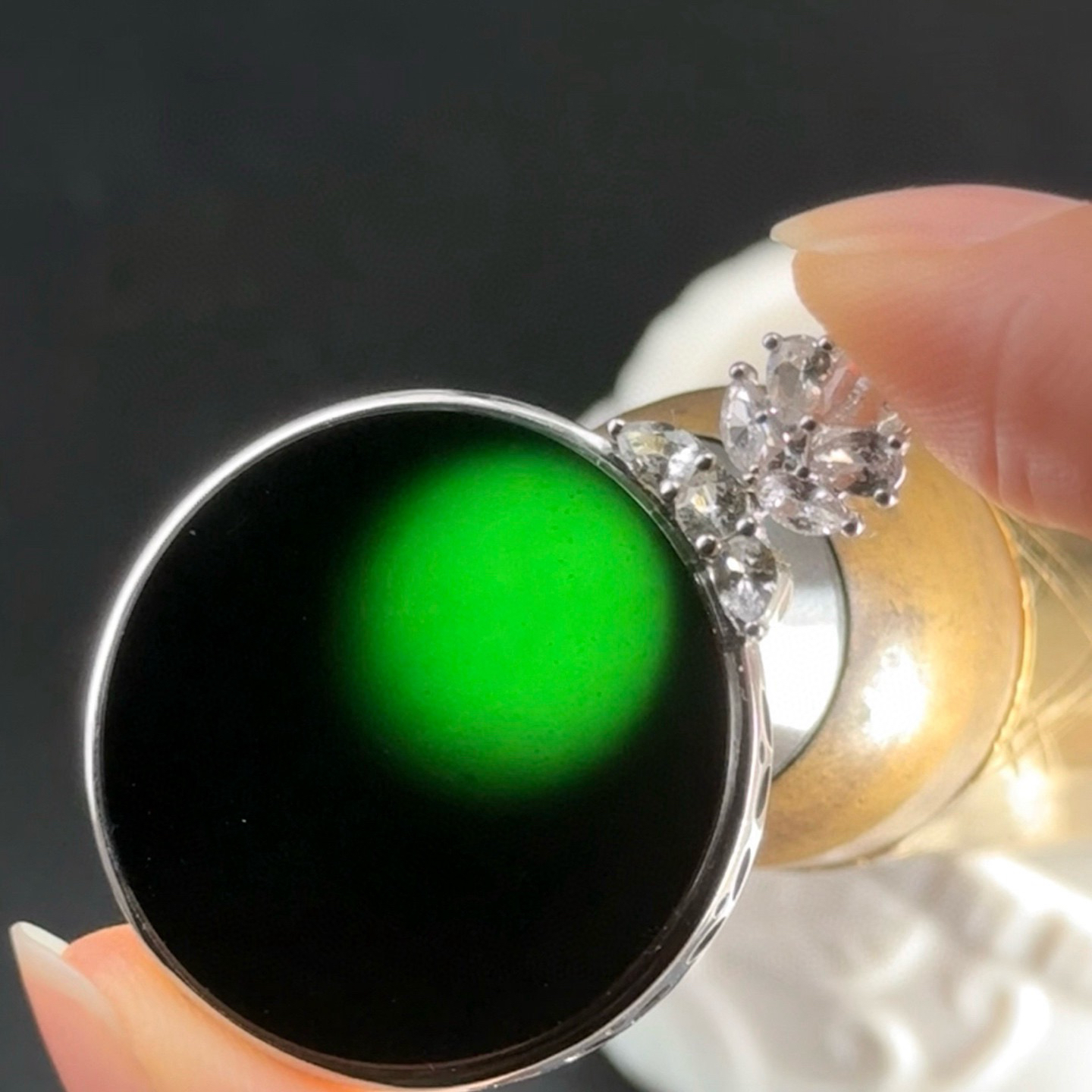 精品18k墨翠圆牌吊坠 种好色正 黑度极好 打灯通透 油性十足 尺寸37.8