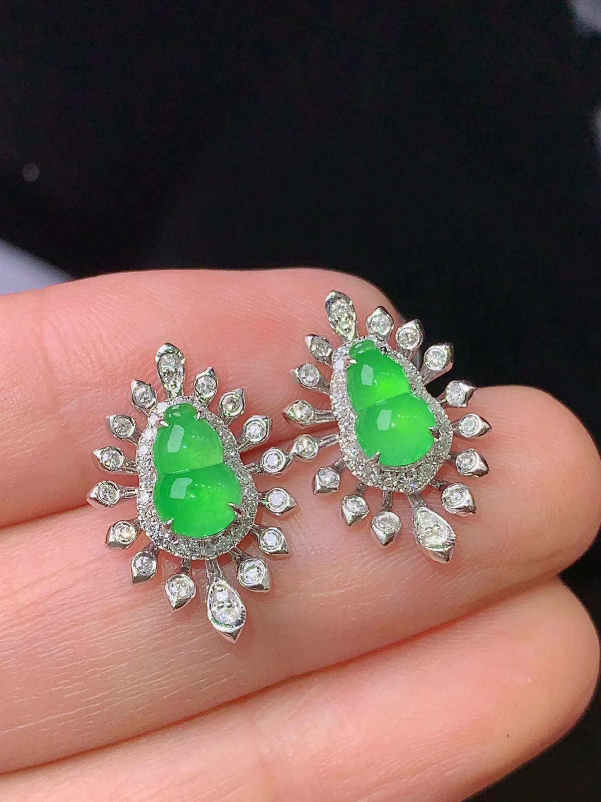 18k金钻镶嵌翠绿葫芦耳钉 玉质细腻 色泽清新艳丽 整体尺寸18.5*12.2*6