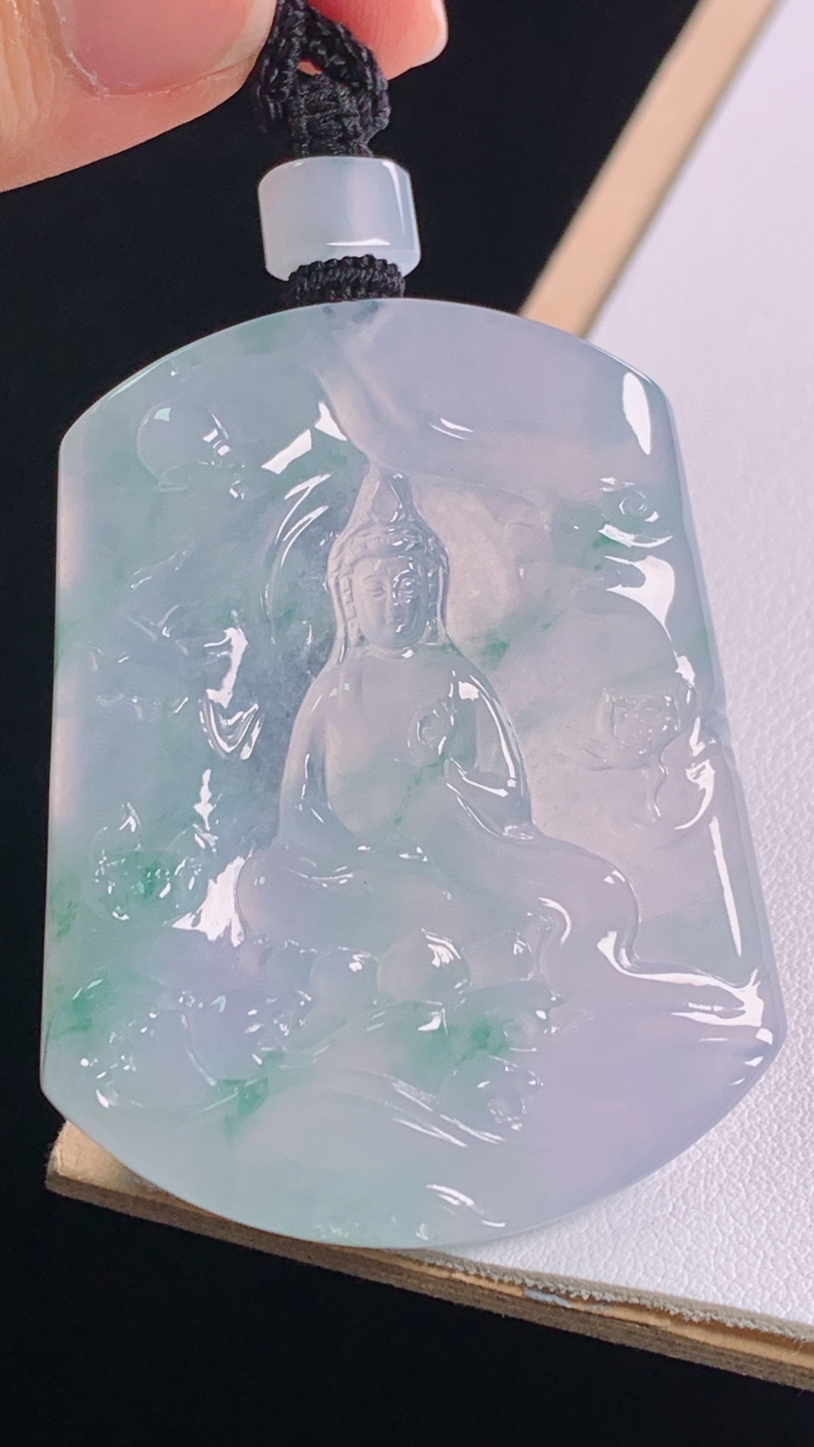 冰飘花山水观音
花色灵动，水润细腻
尺寸:60.1-51.5-40.6-5.5mm