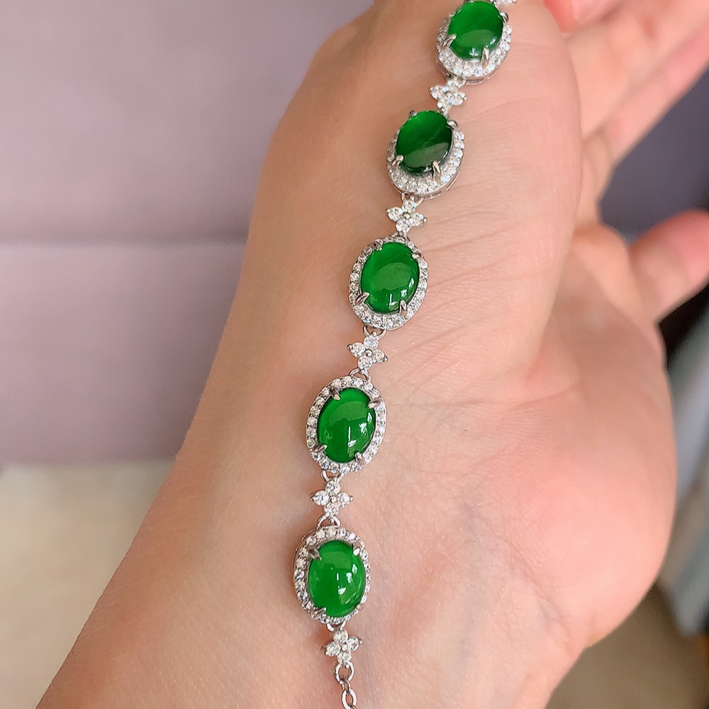 冰润满绿翡翠蛋面手链，水水润润，珠圆玉润，颜色鲜艳，妙明清净，清秀高雅，佩戴效果优雅迷人！性价比超值 W815.28  取一尺寸：10-8-5.3mm    裸石尺寸：5mm