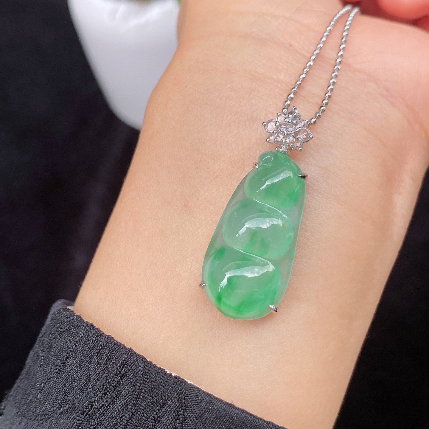 冰飘色福豆 
种老肉细，形体饱满
一抹阳绿，18k金镶嵌
尺寸如图一  实物更美～